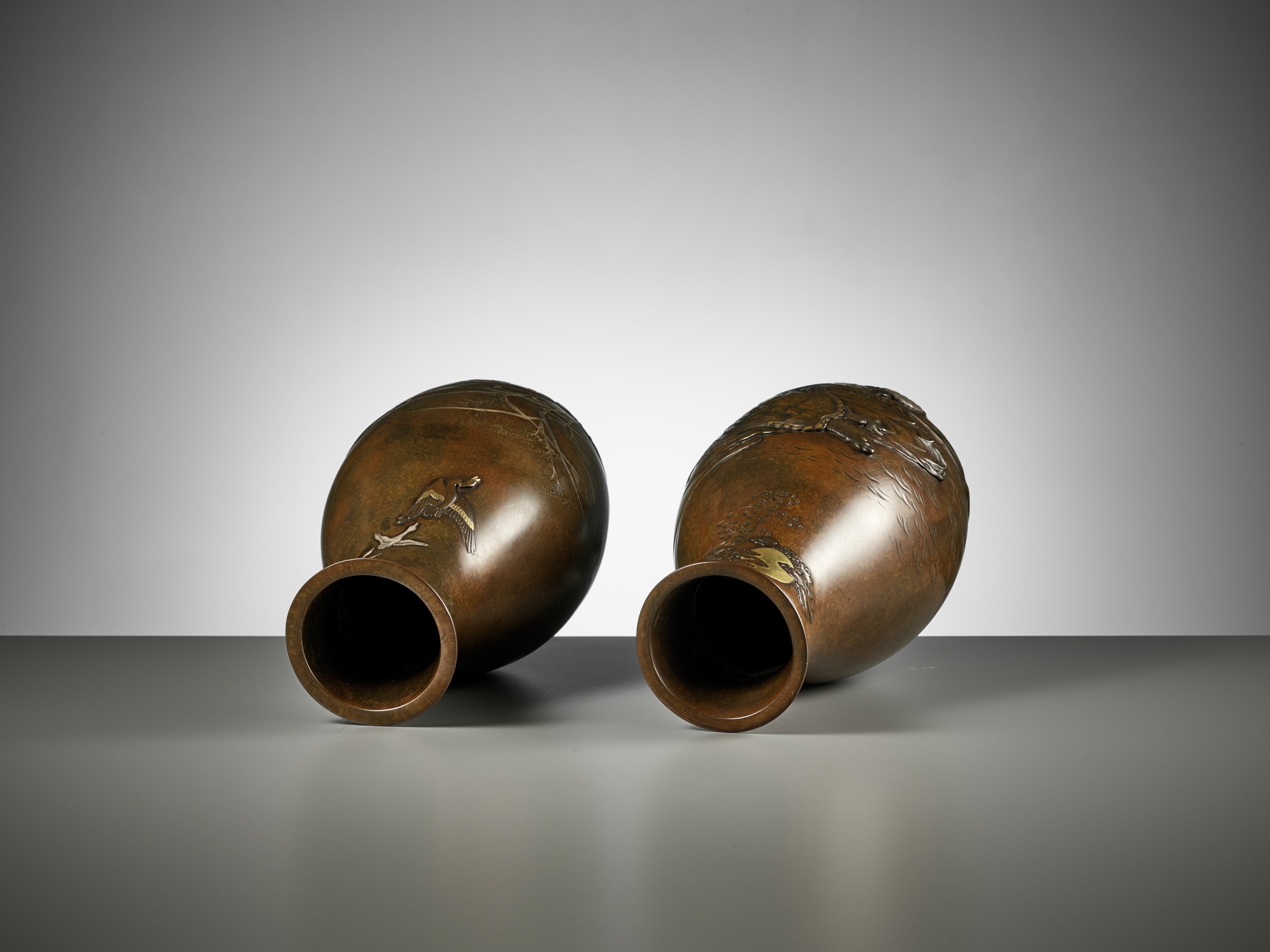 CHOMIN: A SUPERB PAIR OF INLAID BRONZE VASES WITH MINOGAME AND GEESE - Image 11 of 12