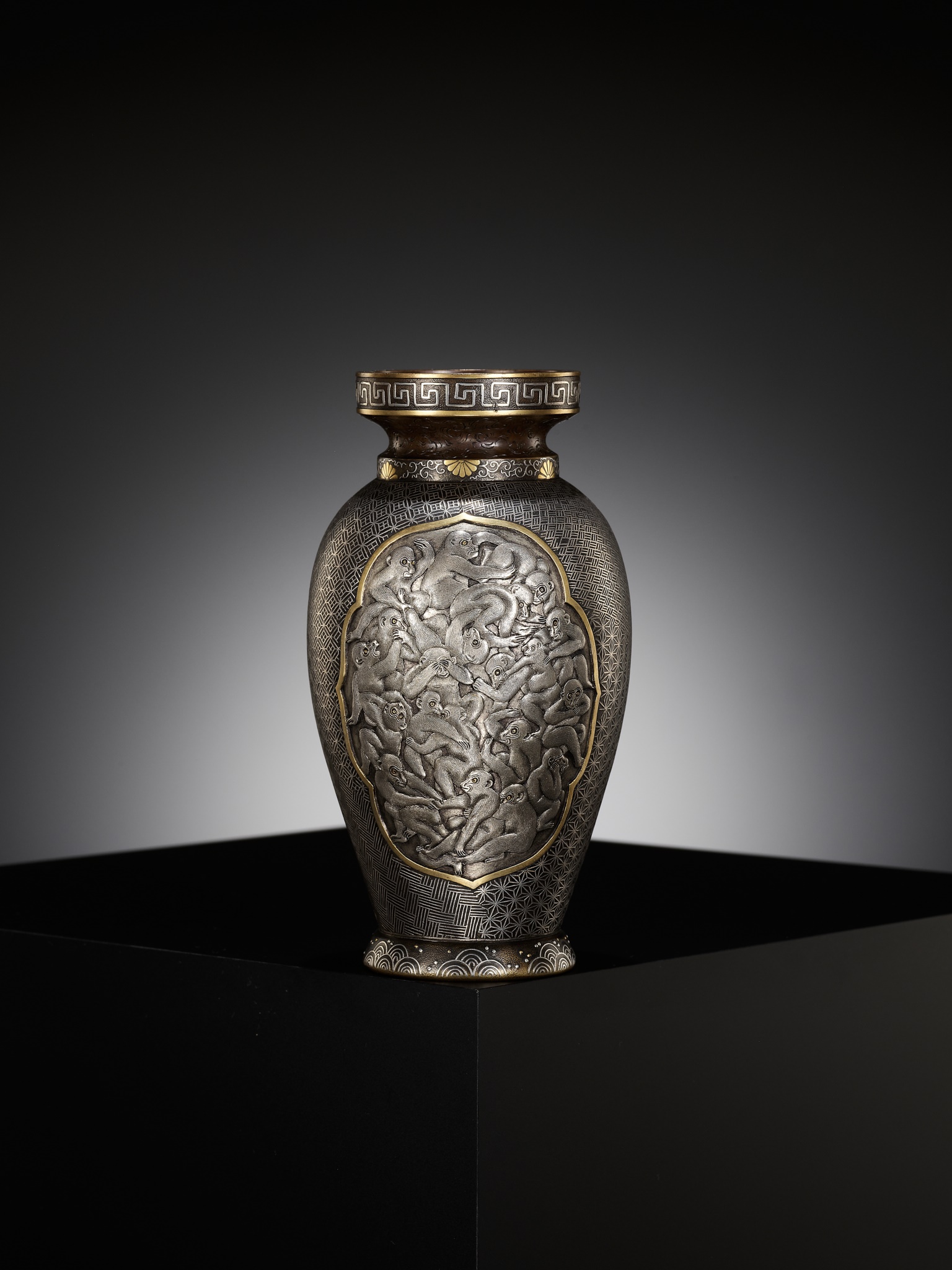 A SUPERB KOMAI-STYLE GOLD AND SILVER INLAID BRONZE VASE WITH MONKEYS - Image 2 of 11