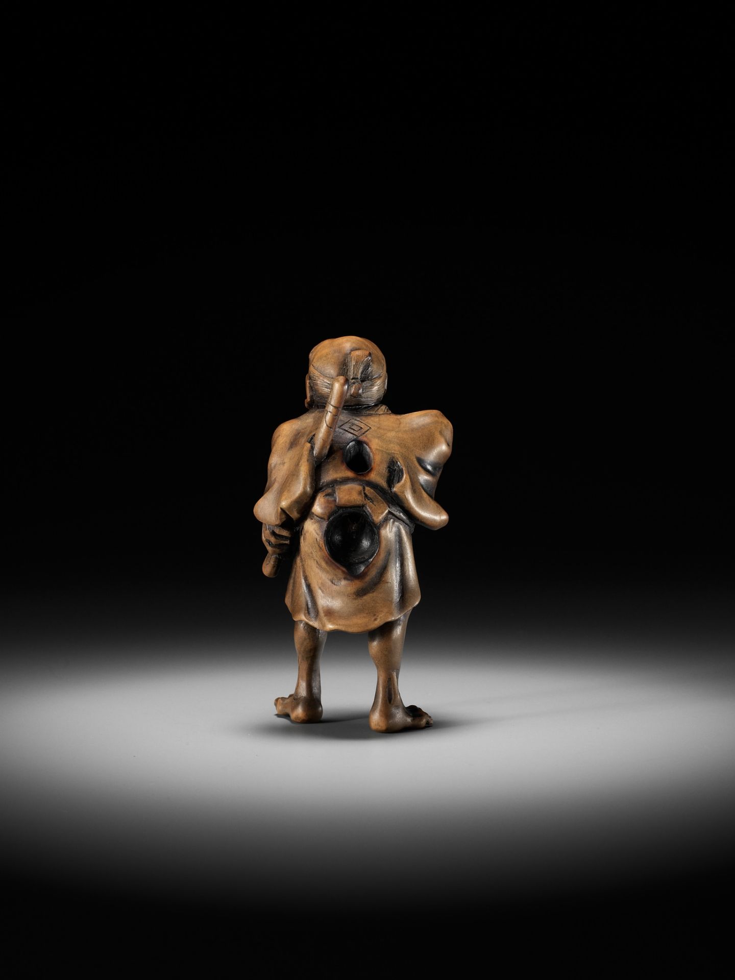 A HIGHLY UNUSUAL WOOD NETSUKE OF A SHAPESHIFTER - Image 4 of 10