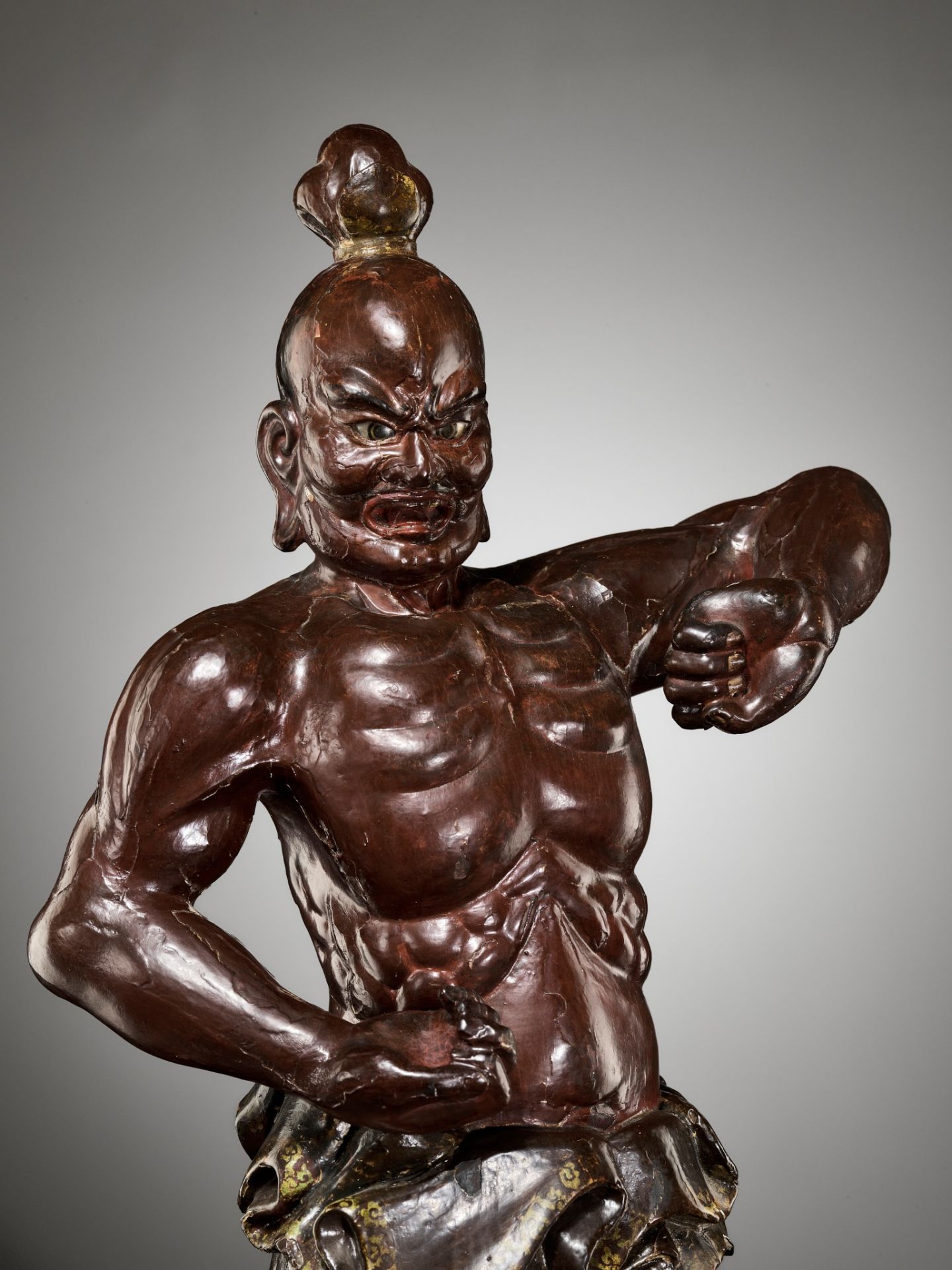 A LARGE AND IMPRESSIVE LACQUERED WOOD FIGURE OF A NIO GUARDIAN - Image 4 of 8