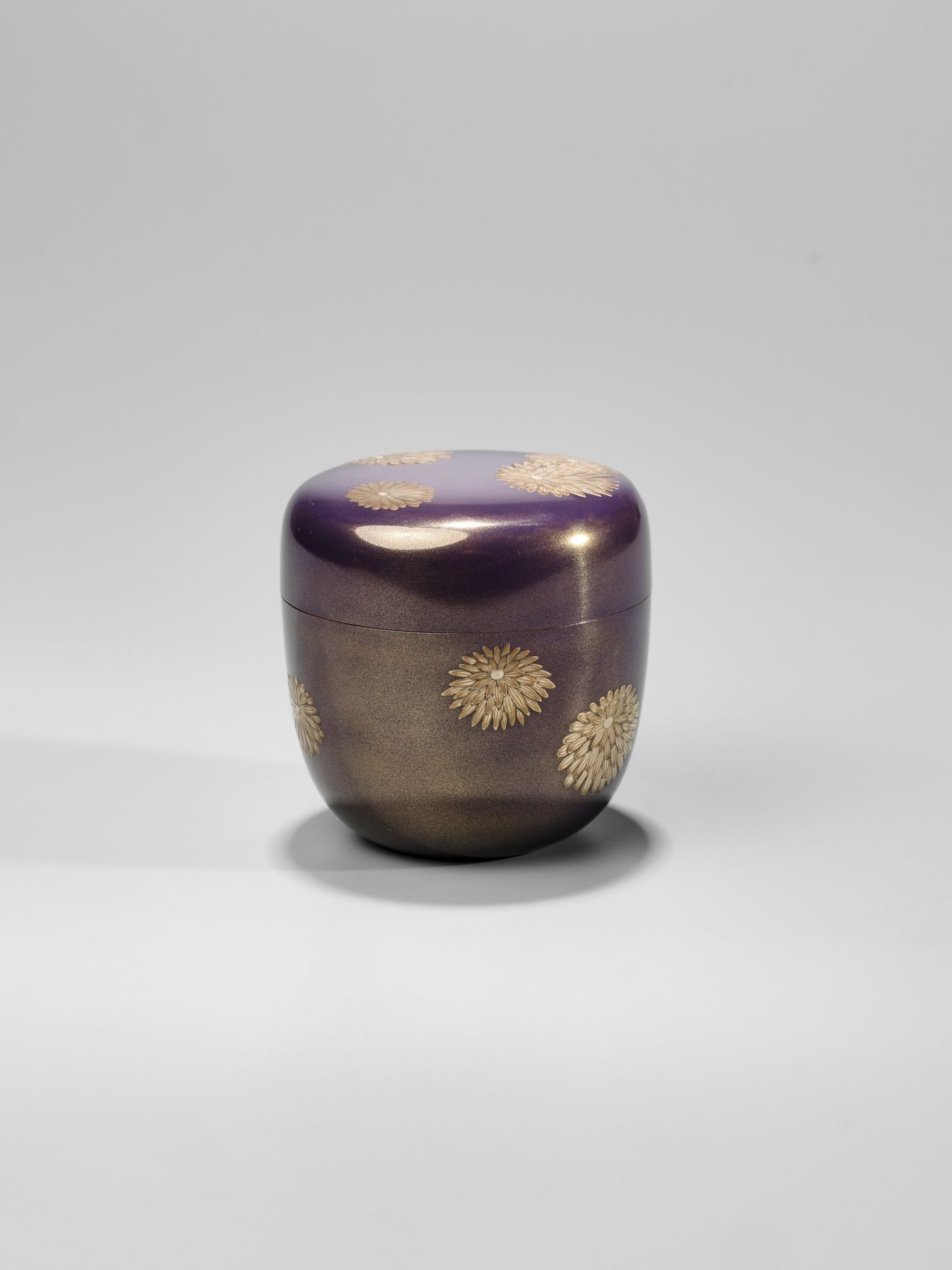 TAKESHI: A LACQUER NATSUME (TEA CADDY) WITH CHRYSANTHEMUM - Image 6 of 9