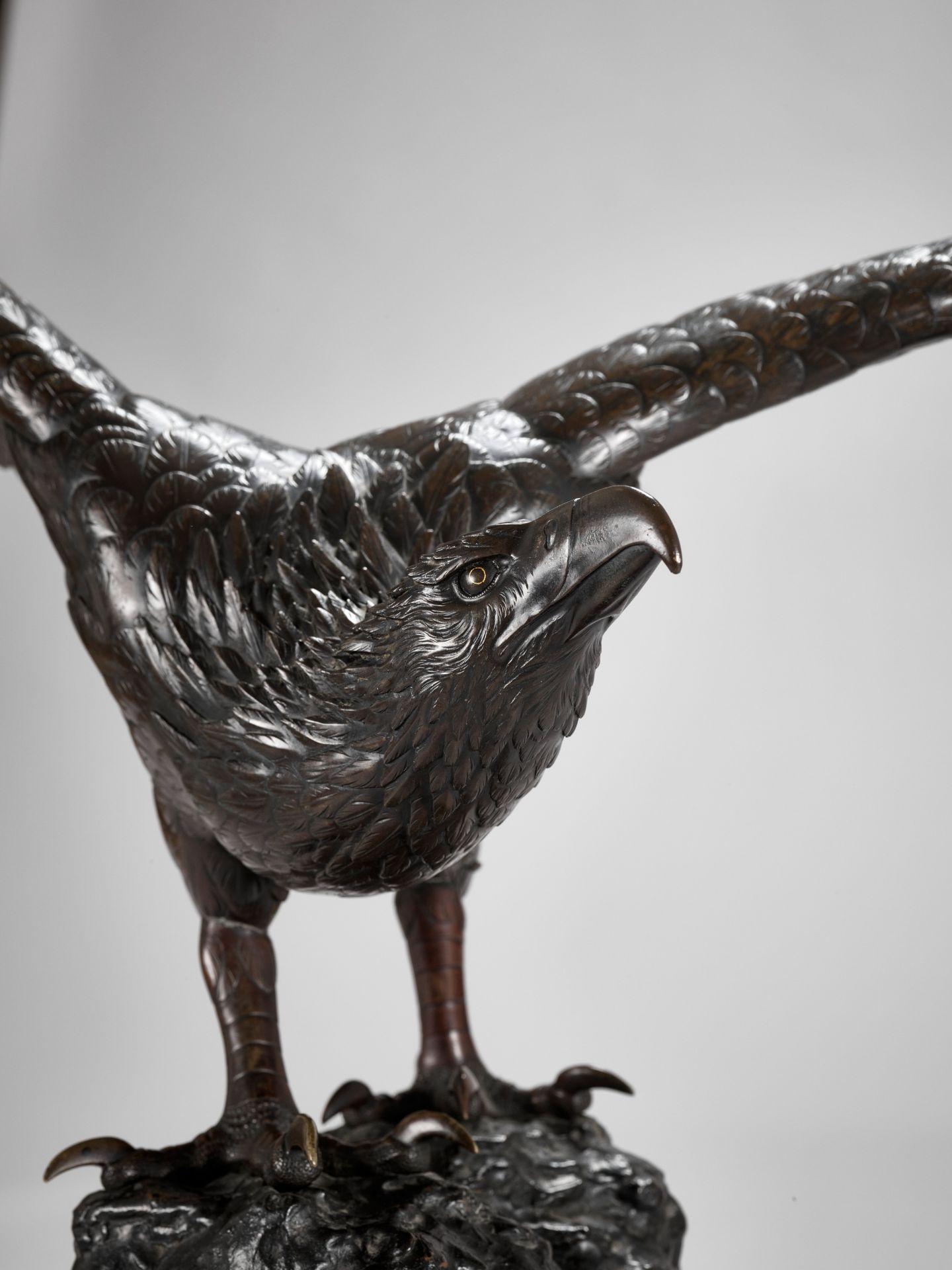 GENRYUSAI SEIYA: A VERY LARGE AND IMPRESSIVE BRONZE OKIMONO OF AN EAGLE - Bild 8 aus 12