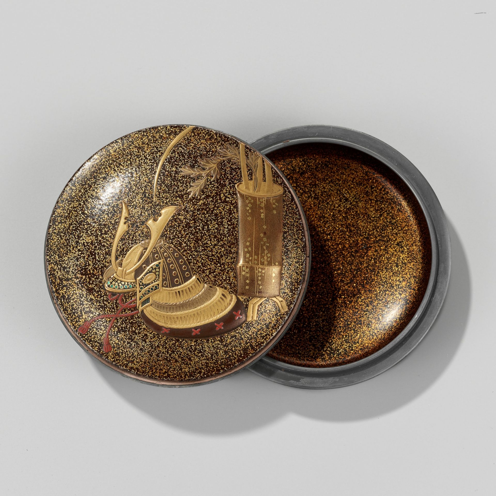 A FINE LACQUER KOGO (INCENSE BOX) AND COVER WITH KABUTO AND BAMBOO HANAKAGO