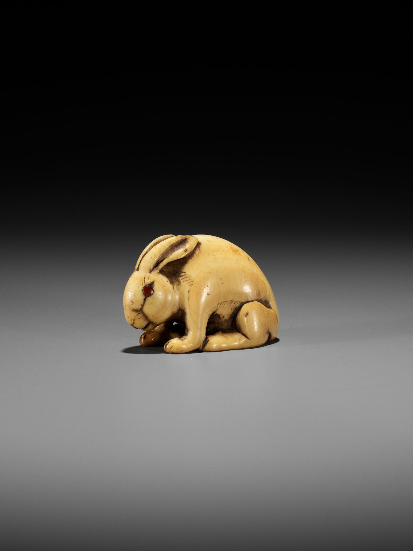 A LARGE KYOTO SCHOOL IVORY NETSUKE OF A RABBIT - Image 4 of 10