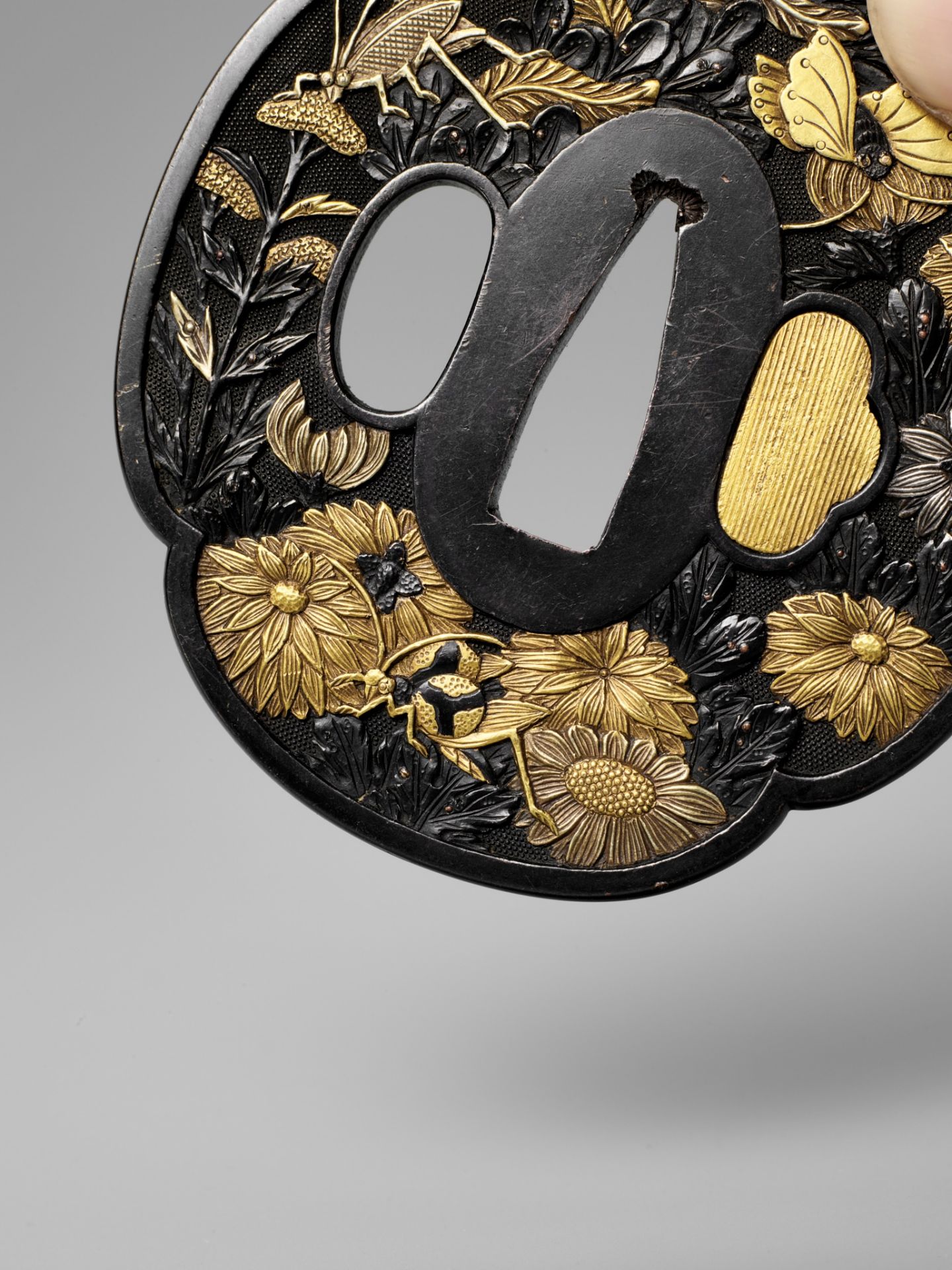 A SUPERB MINO-GOTO SCHOOL NANAKO SHAKUDO TSUBA DAISHO SET WITH INSECTS AND SPRING FLOWERS - Image 5 of 6