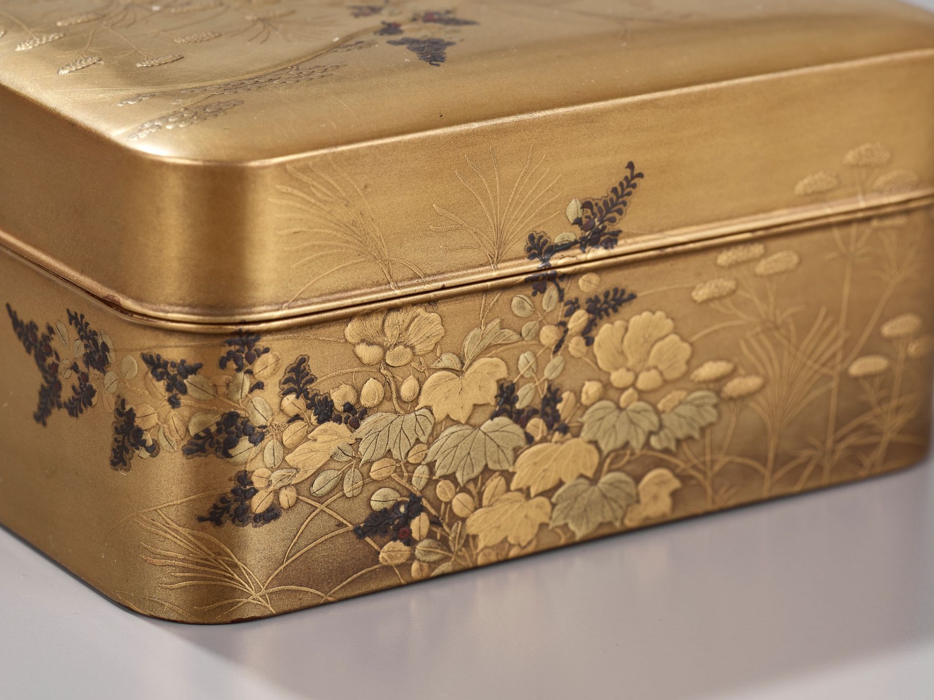 A LACQUER KOBAKO (SMALL BOX) AND COVER WITH AUTUMN FLOWERS - Bild 4 aus 10