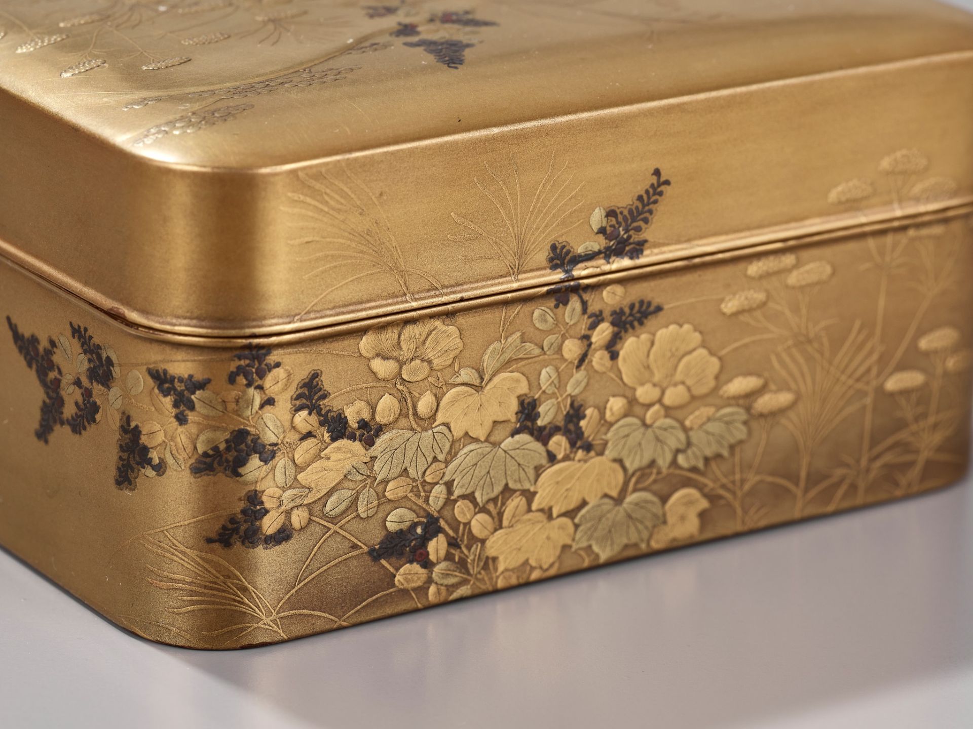 A LACQUER KOBAKO (SMALL BOX) AND COVER WITH AUTUMN FLOWERS - Image 4 of 10