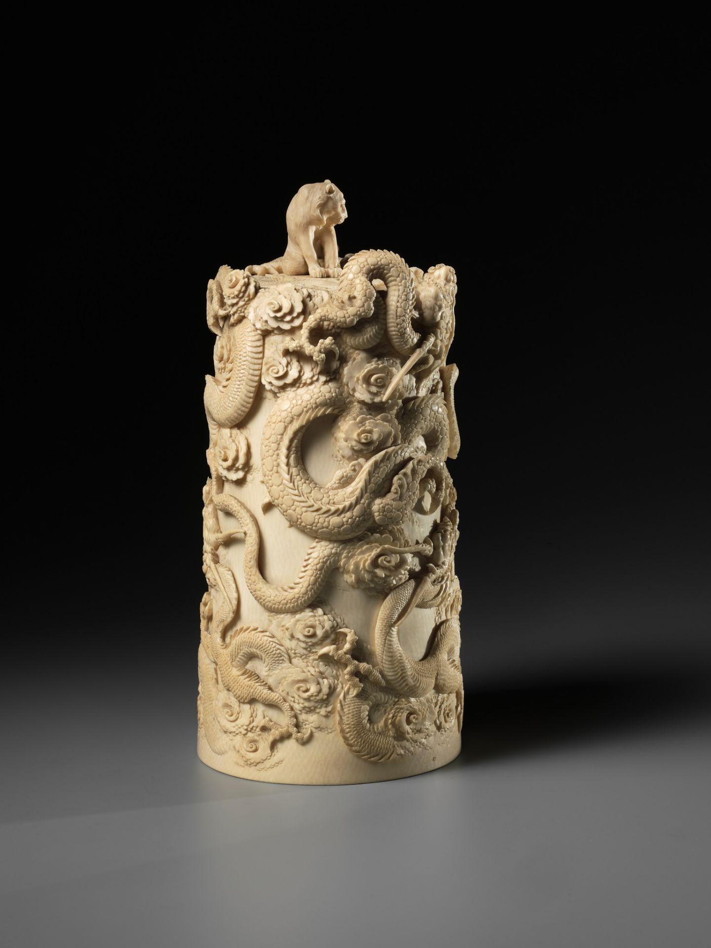A SUPERB AND LARGE IVORY TUSK BOX AND COVER DEPICTING A TIGER AND DRAGONS - Image 8 of 13