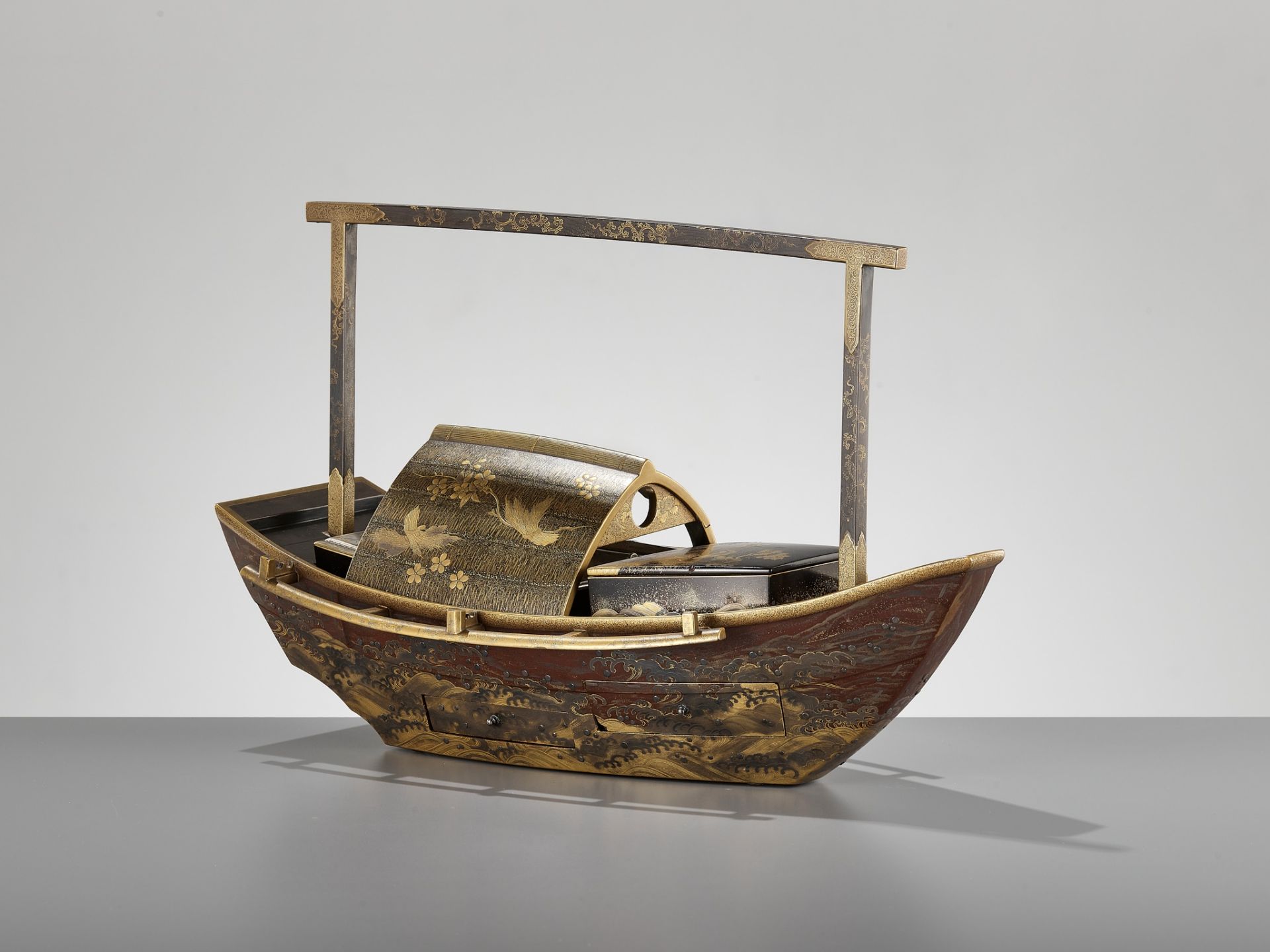 A RARE LACQUER SMOKING SET (TABAKO BON) IN THE FORM OF A BOAT - Image 7 of 18