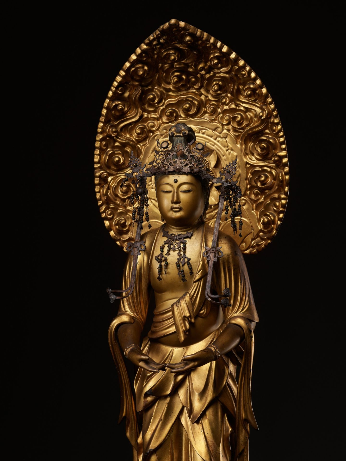 A GILT WOOD FIGURE OF KANNON BOSATSU - Bild 6 aus 13