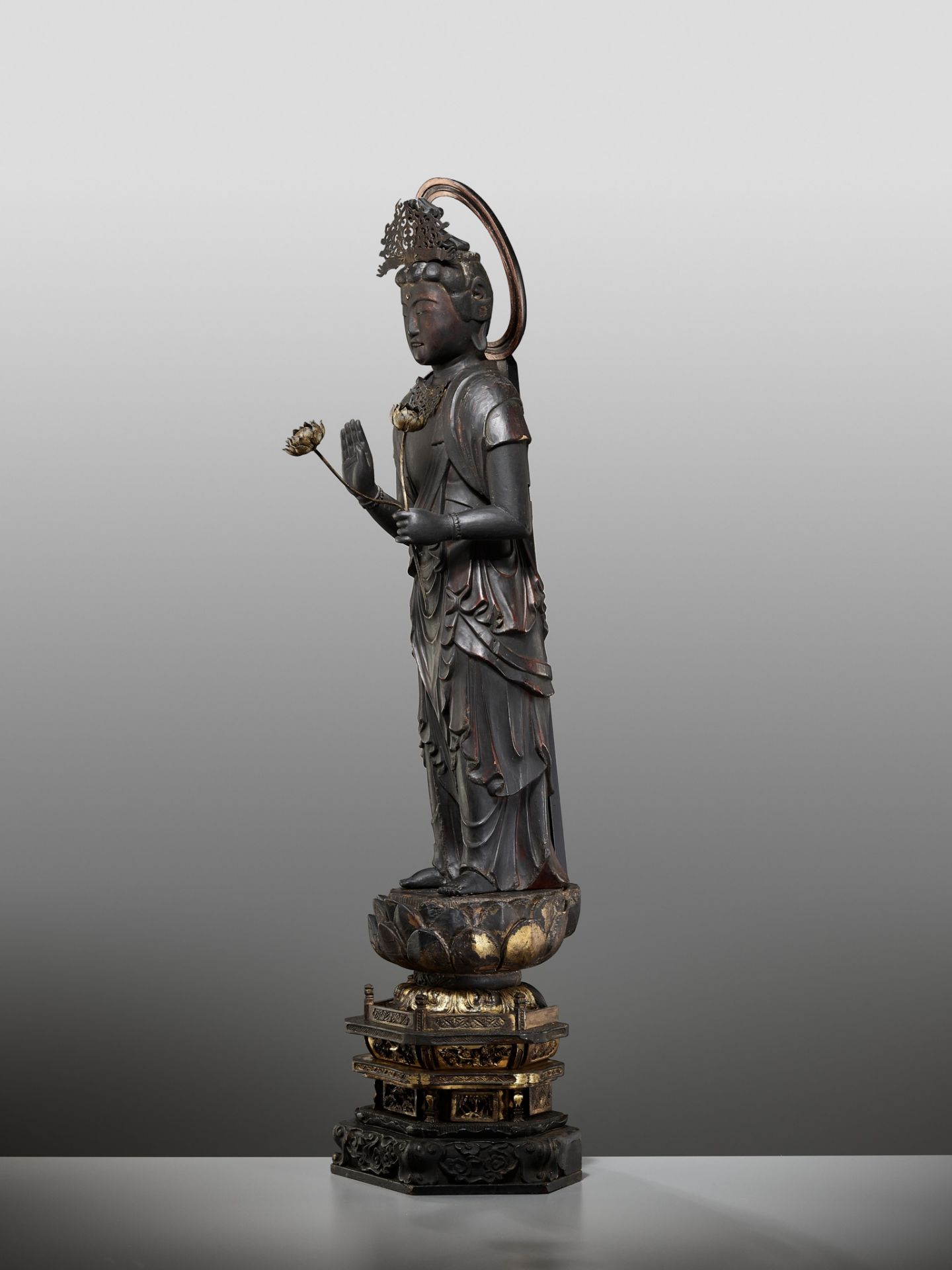 A GILT AND LACQUERED WOOD FIGURE OF KANNON BOSATSU HOLDING LOTUS BLOSSOMS - Image 11 of 18