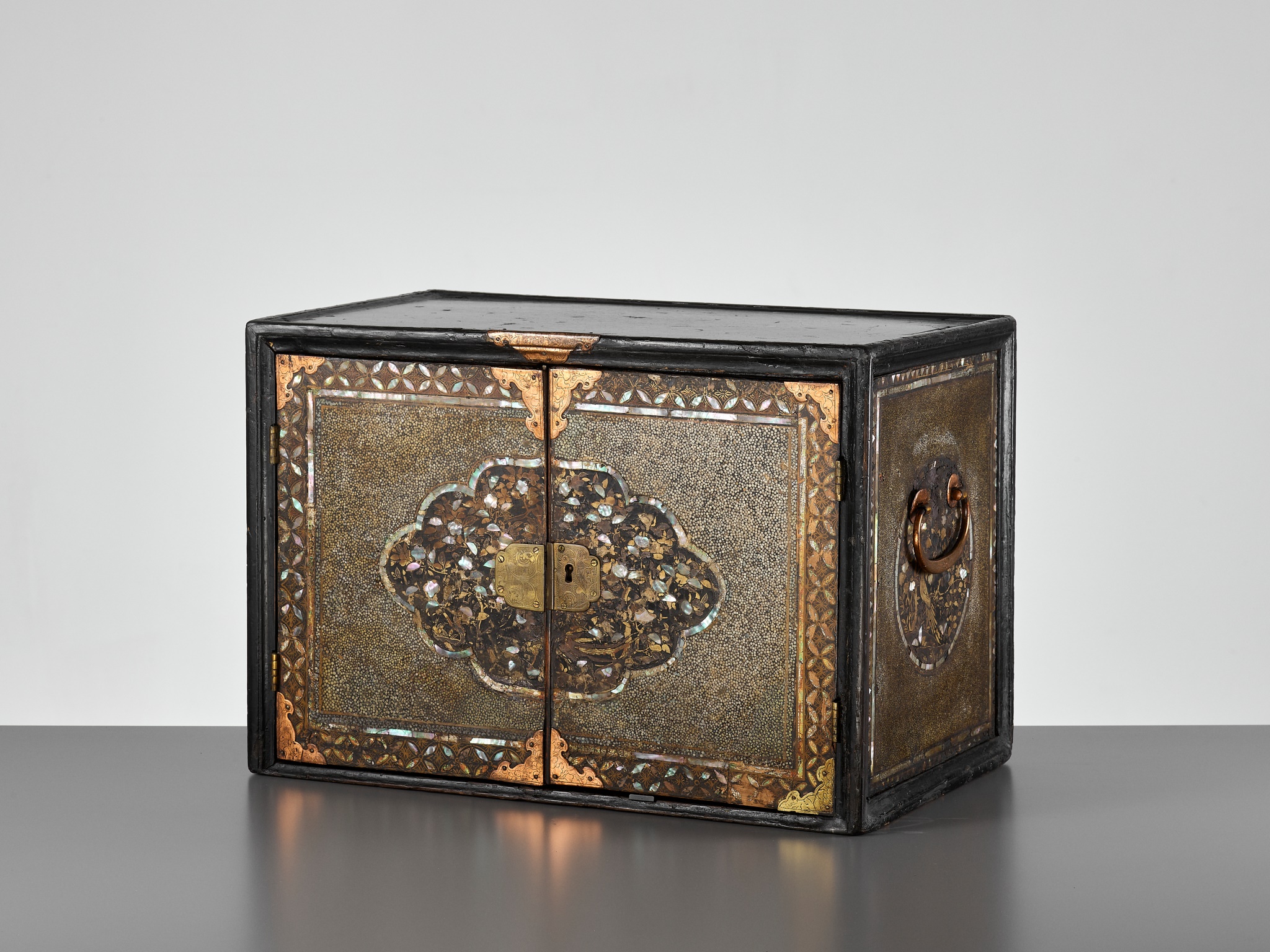 A RARE SHELL-INLAID NANBAN LACQUER CABINET - Image 2 of 14