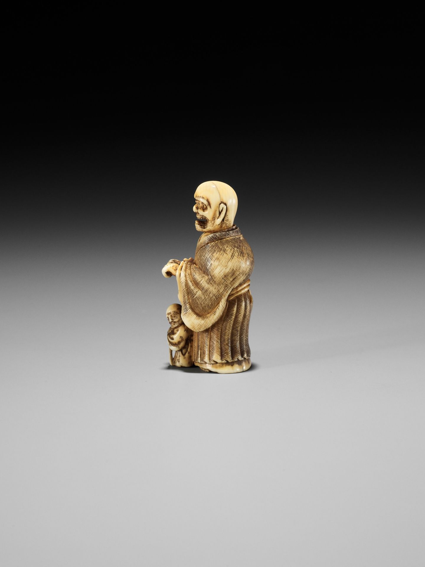 SHURAKU: A RARE IVORY NETSUKE OF A ROKUROKUBI SCARING A BLIND MAN - Bild 9 aus 14