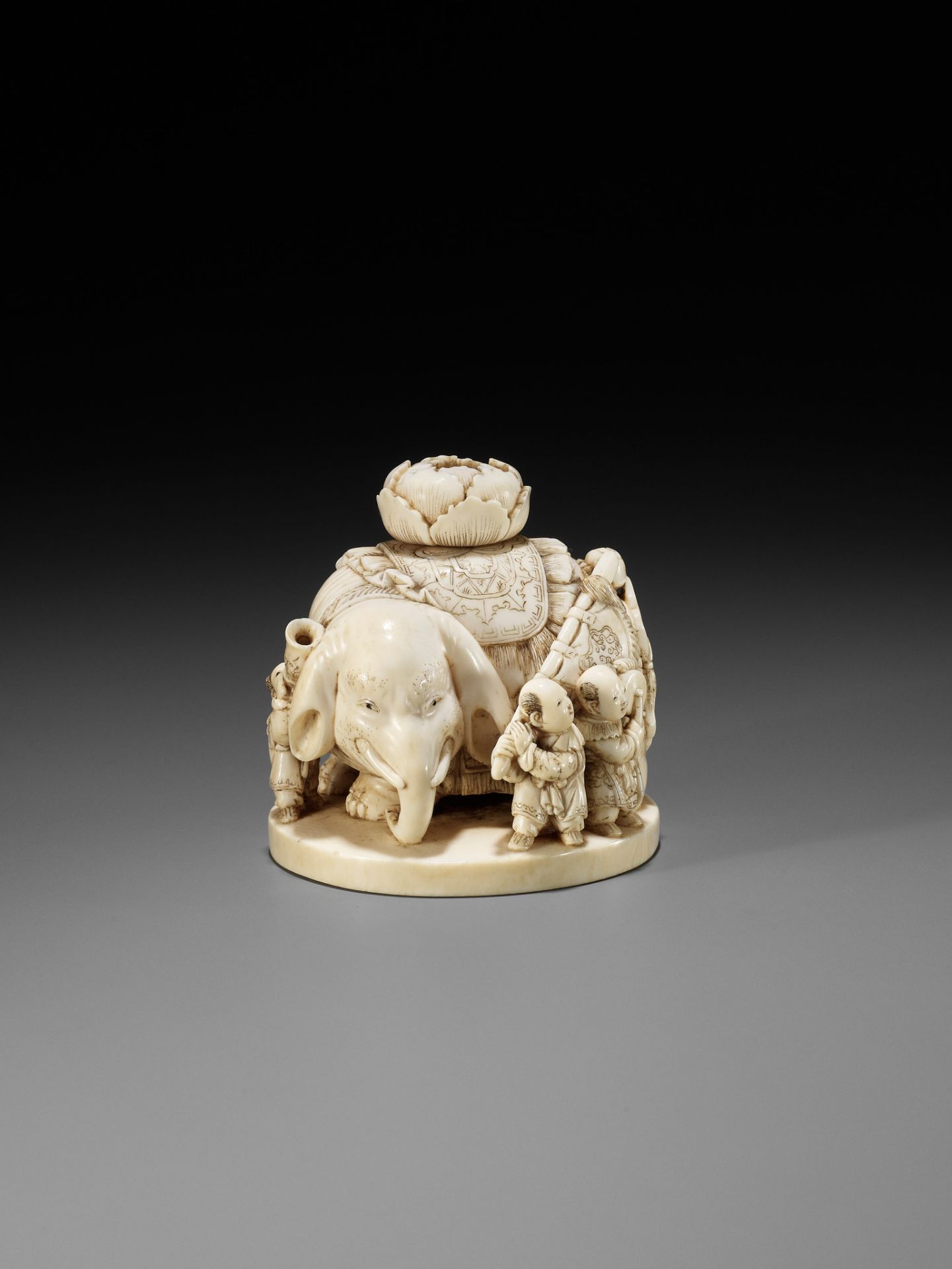 CHIKUYOSAI TOMOCHIKA: A LARGE IVORY OKIMONO NETSUKE OF AN ELEPHANT WITH A GROUP OF KARAKO - Image 11 of 14