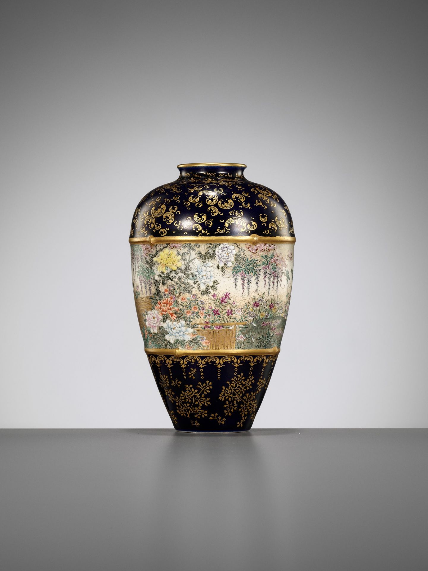 KINKOZAN: A FINE SATSUMA CERAMIC VASE WITH FLOWER MOTIF - Image 5 of 9