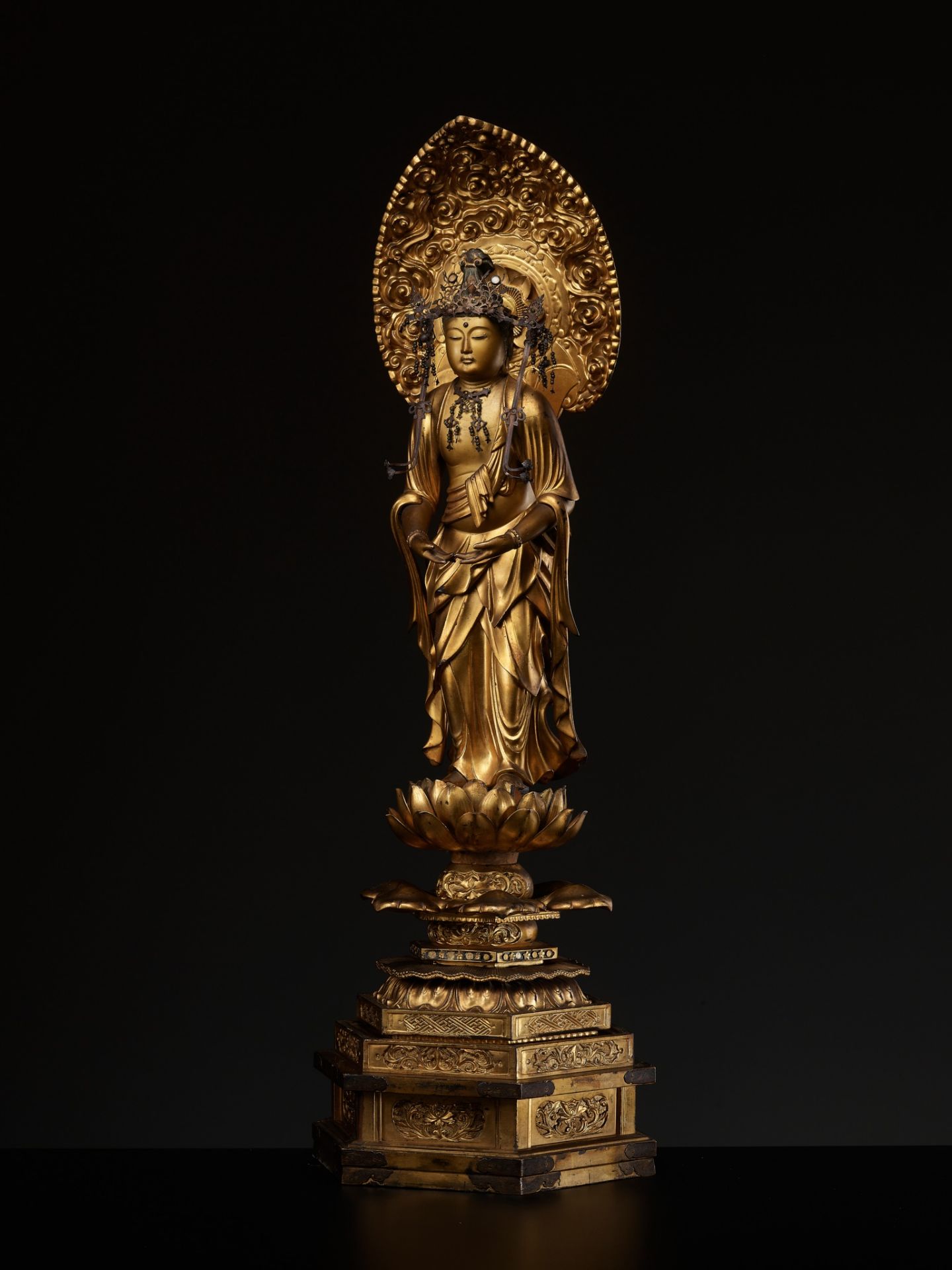 A GILT WOOD FIGURE OF KANNON BOSATSU - Image 9 of 13