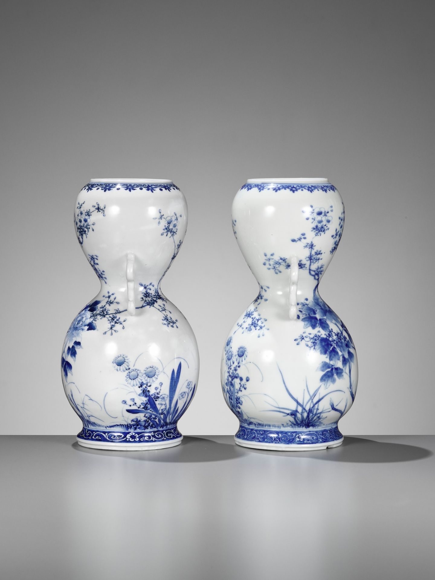 A PAIR OF BLUE AND WHITE ARITA PORCELAIN VASES - Image 6 of 8