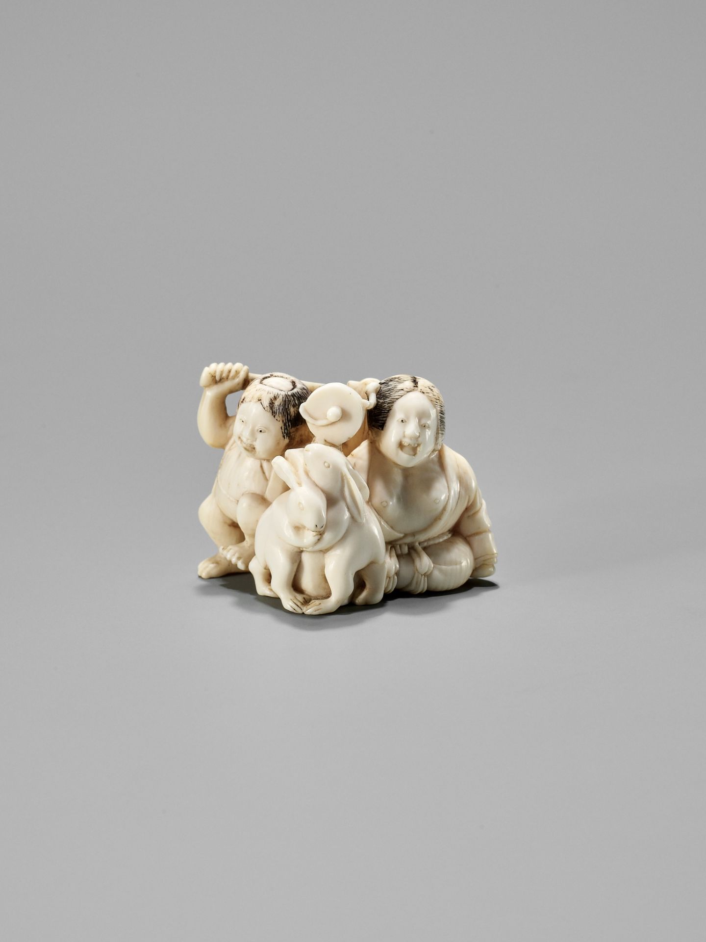 AN IVORY NETSUKE OF KINTARO AND YAMAUBA WATCHING TWO RABBITS WRESTLE - Image 2 of 10