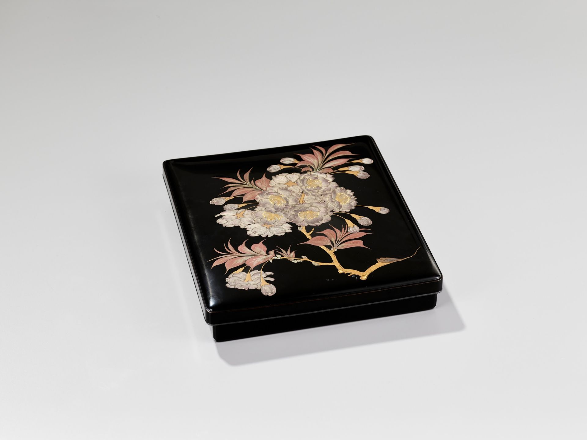 A LACQUER SUZURIBAKOO DEPICTING BLOSSOMING BELLFLOWERS (KIKYO) AND MAPLE LEAVES - Image 4 of 9