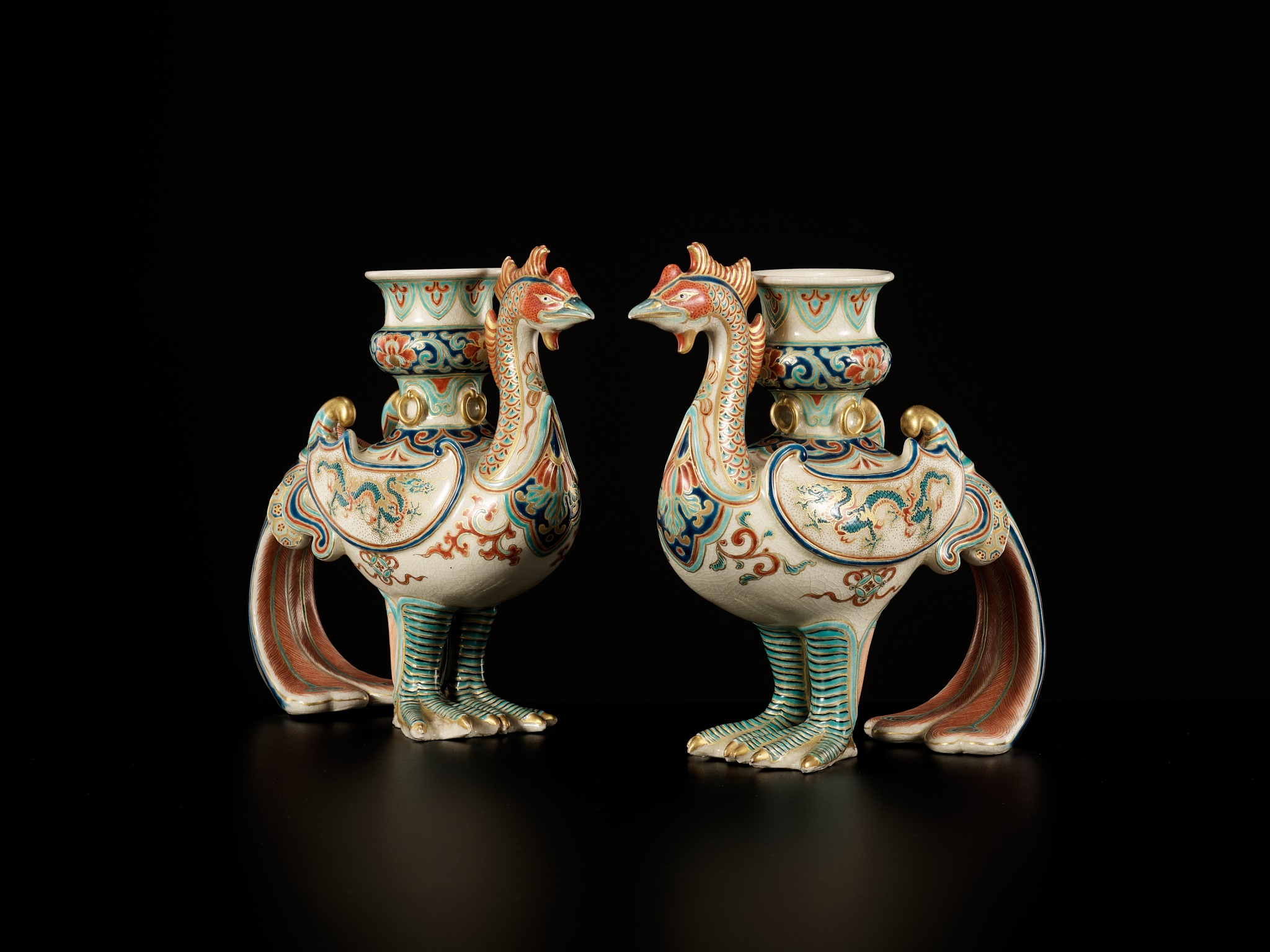 MAKUZU KOZAN: A SUPERB PAIR OF PHOENIX-FORM EARTHENWARE CANDLESTICKS - Image 3 of 12