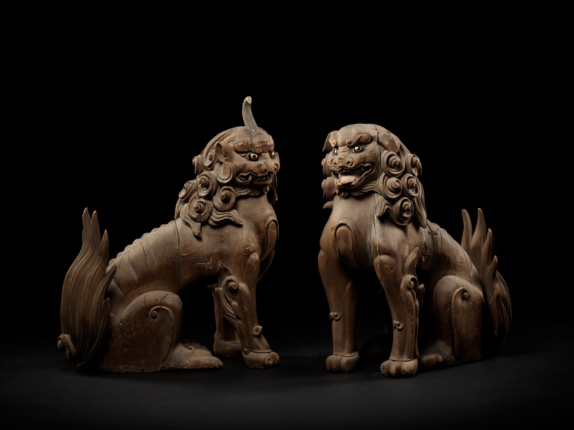 A PAIR OF WOOD KOMAINU (KOREAN GUARDIAN DOGS), MUROMACHI PERIOD - Bild 4 aus 12