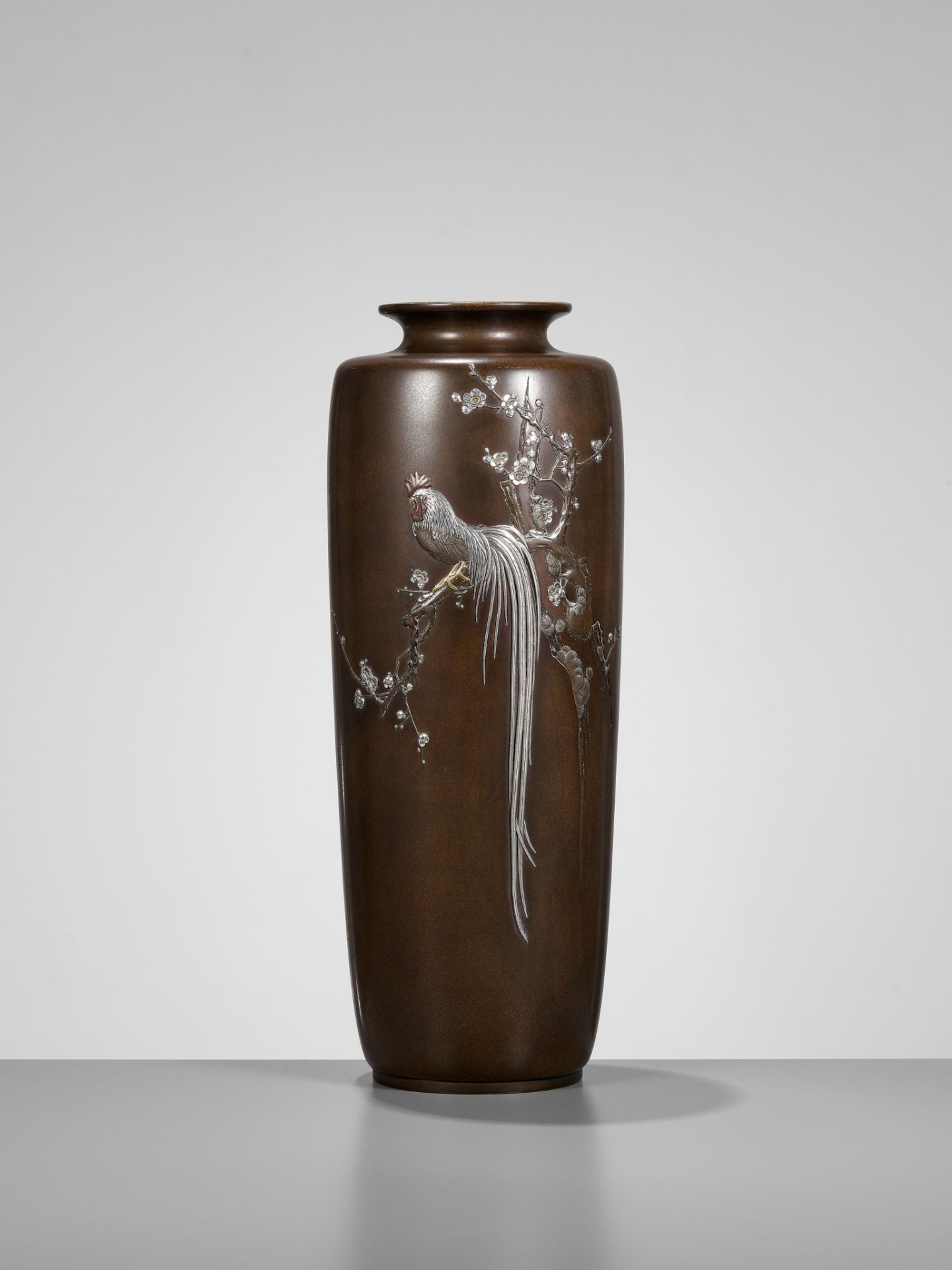 KOITSU: A FINE AND LARGE NOGAWA COMPANY INLAID BRONZE VASE WITH A ROOSTER AND CHERRY BLOSSOMS - Image 2 of 11