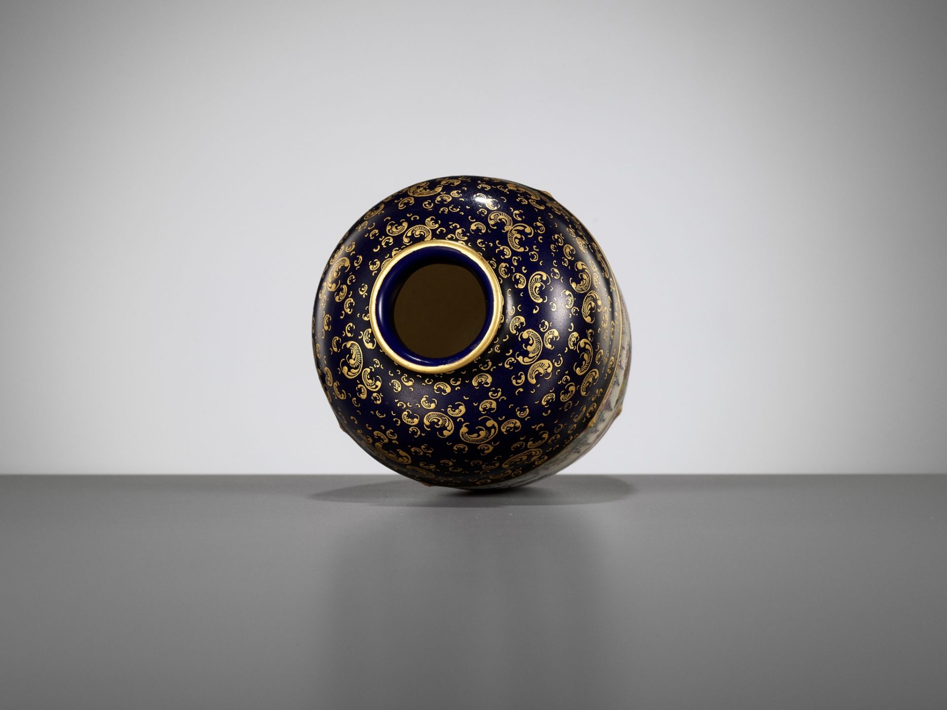 KINKOZAN: A FINE SATSUMA CERAMIC VASE WITH FLOWER MOTIF - Image 6 of 9