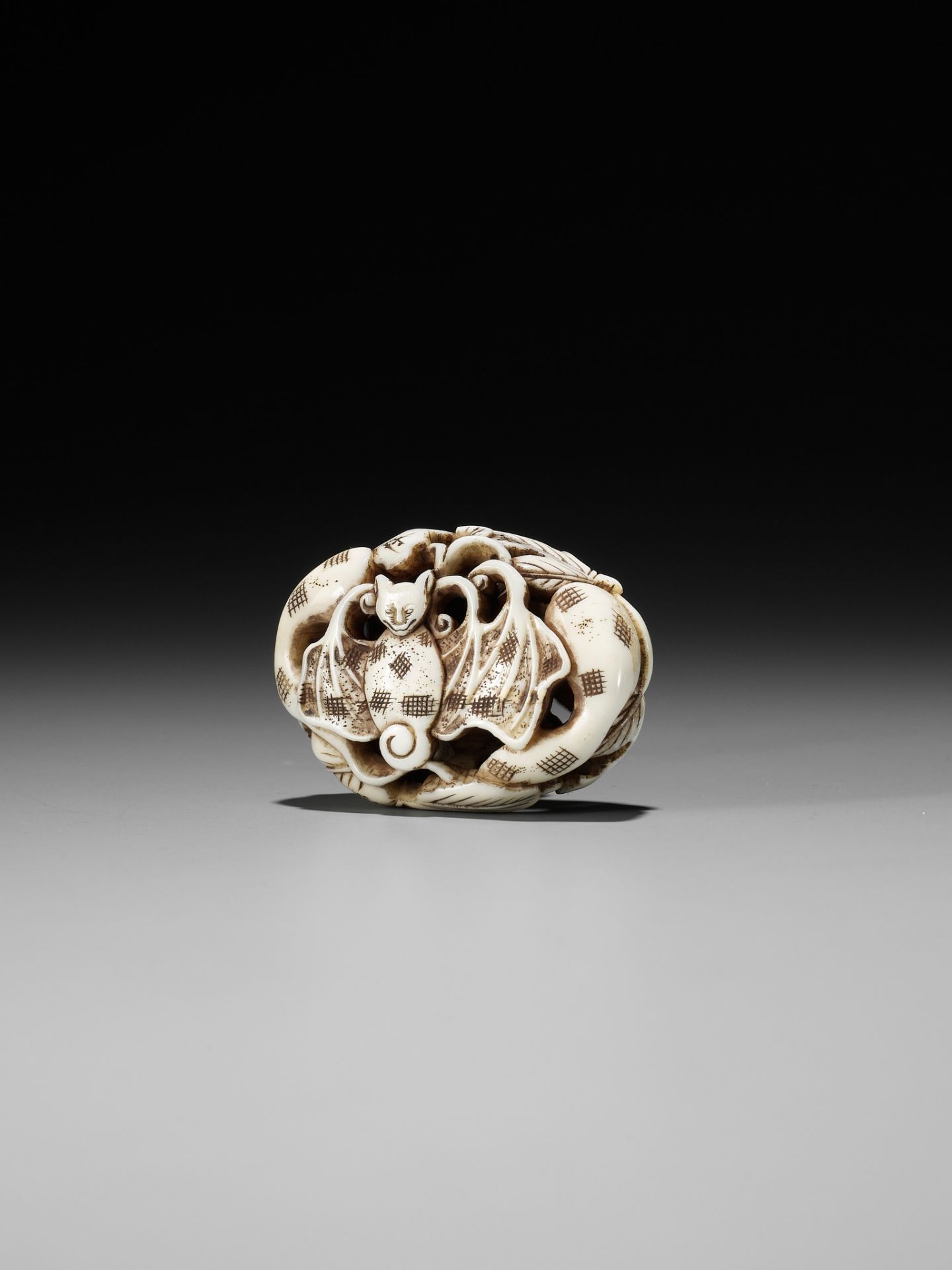 A WALRUS TUSK RYUSA MANJU NETSUKE DEPICTING A BAT AND GOURDS - Image 8 of 10