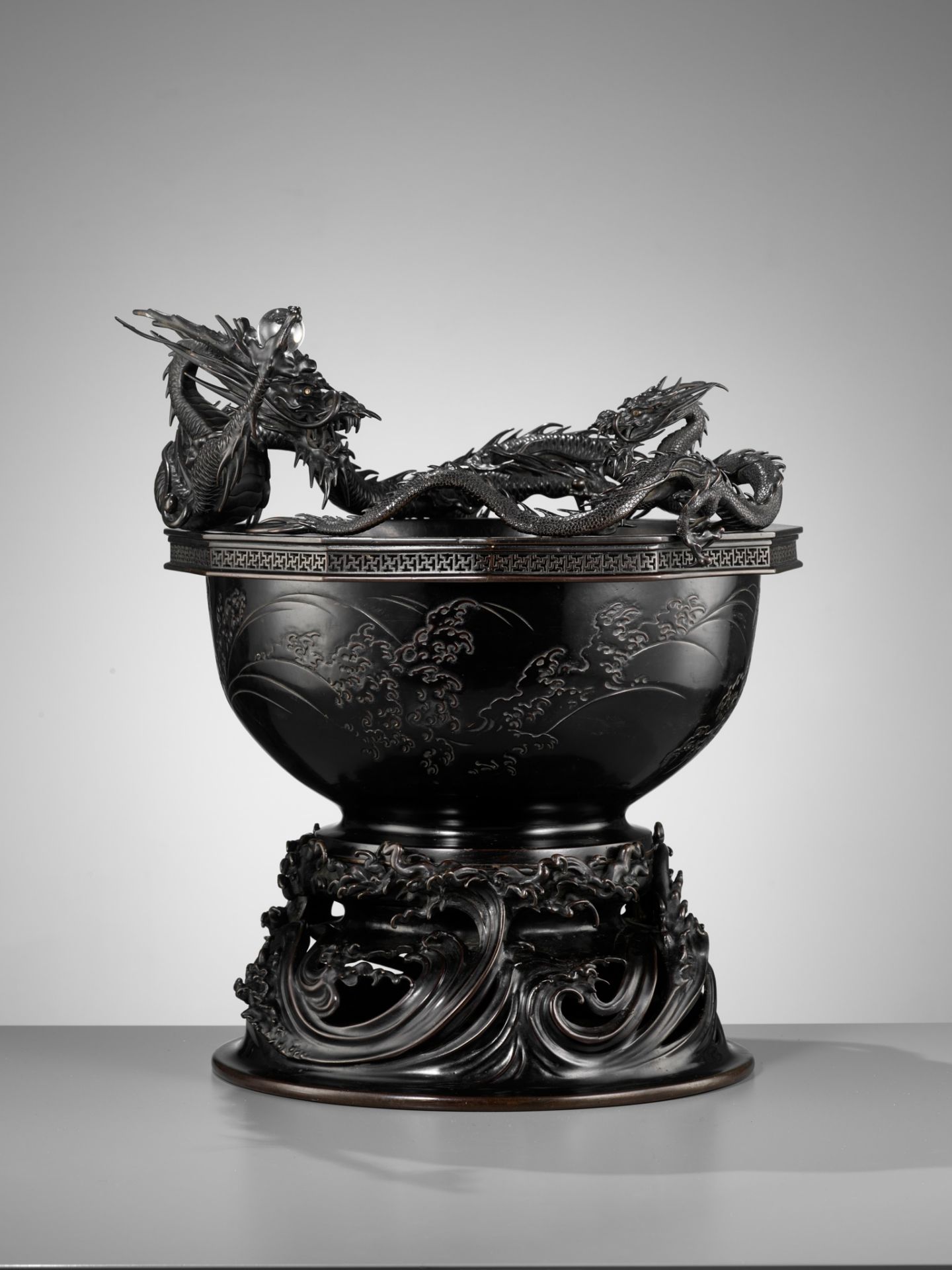 HIDEMITSU: A LARGE AND IMPRESSIVE BRONZE BOWL WITH TWO DRAGONS - Image 5 of 16