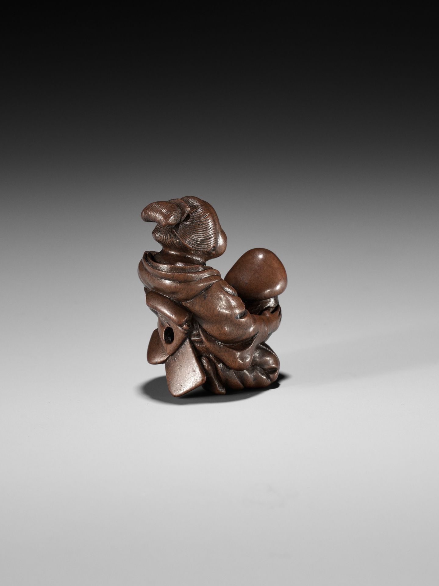 A FINE NAGOYA SCHOOL SHUNGA WOOD NETSUKE OF OKAME CRADLING A HUGE MUSHROOM - Bild 6 aus 9