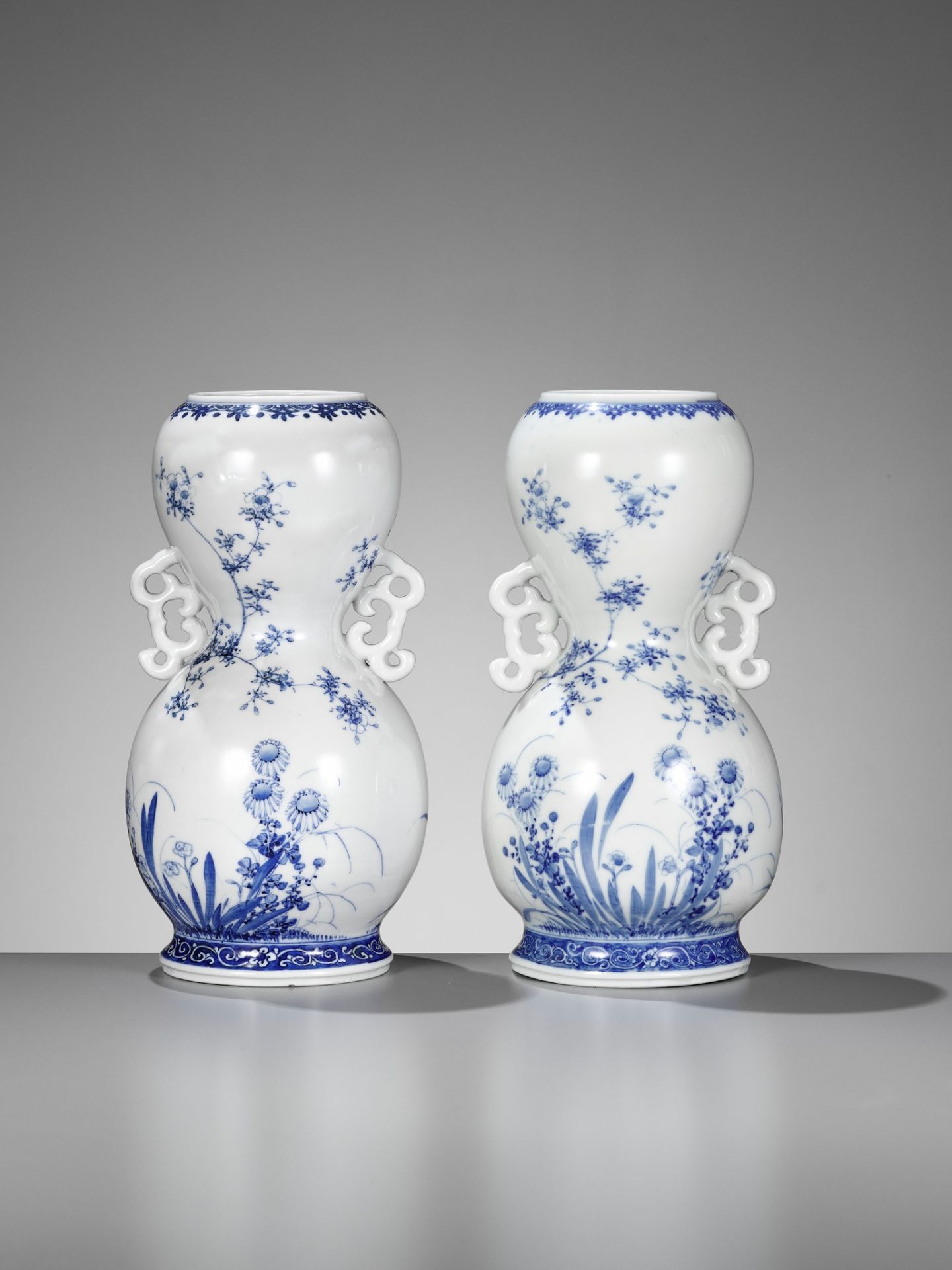 A PAIR OF BLUE AND WHITE ARITA PORCELAIN VASES - Image 5 of 8