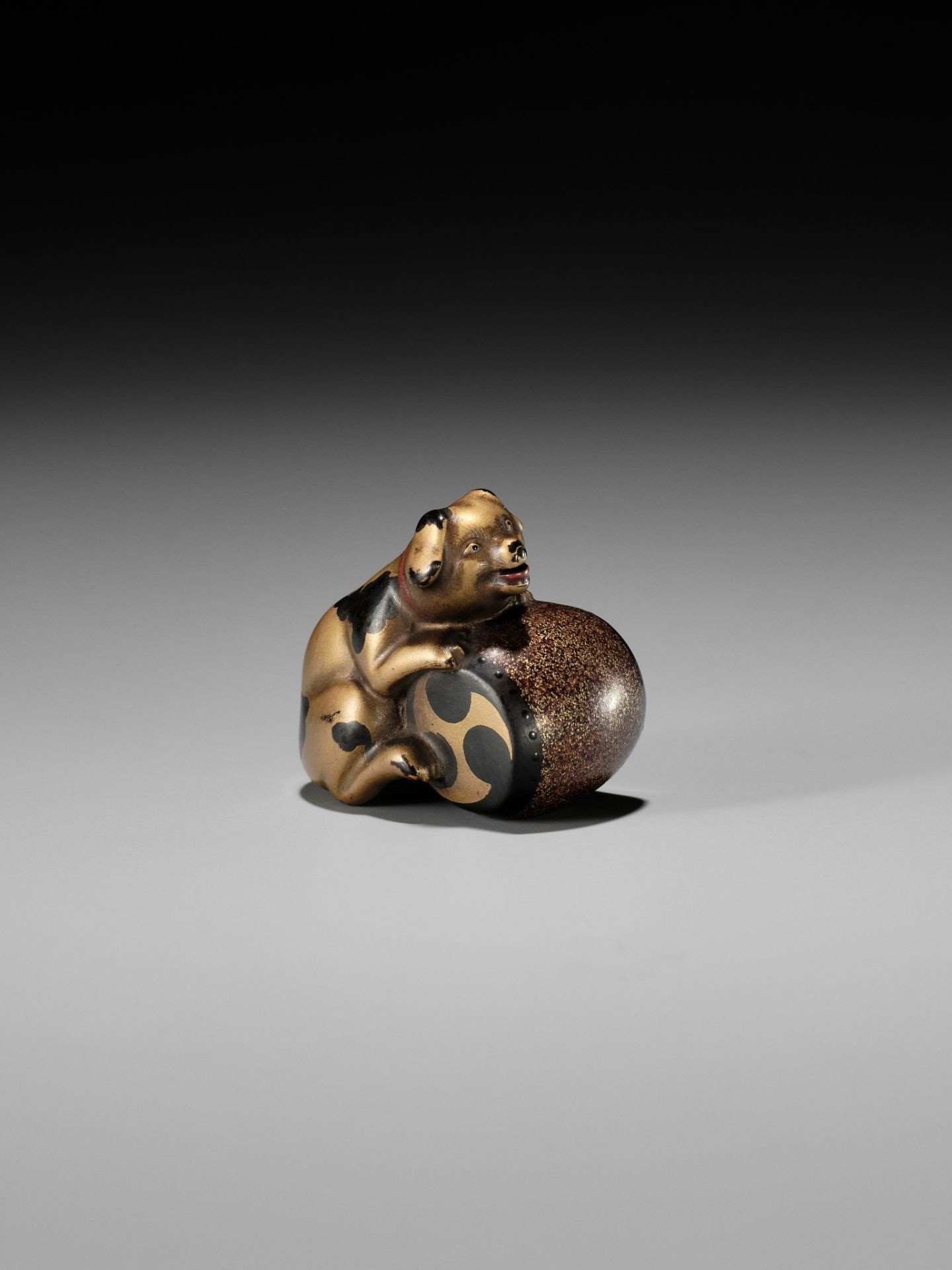 A CHARMING GOLD LACQUER NETSUKE OF A DOG WITH DRUM - Image 2 of 8