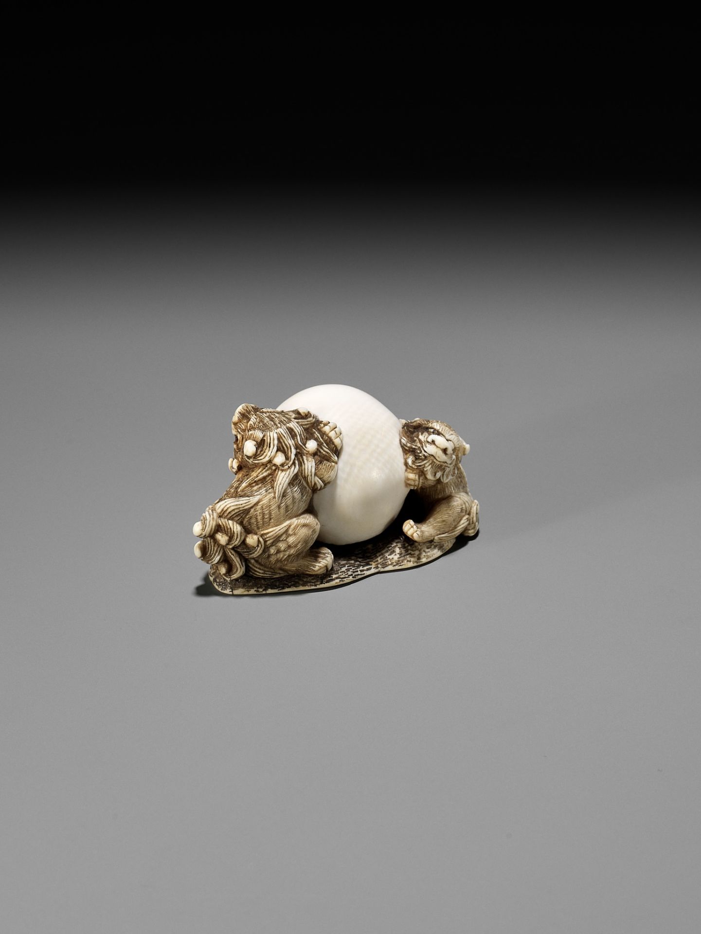 AN IVORY NETSUKE OF TWO SHISHI WITH LARGE BALL - Image 4 of 11