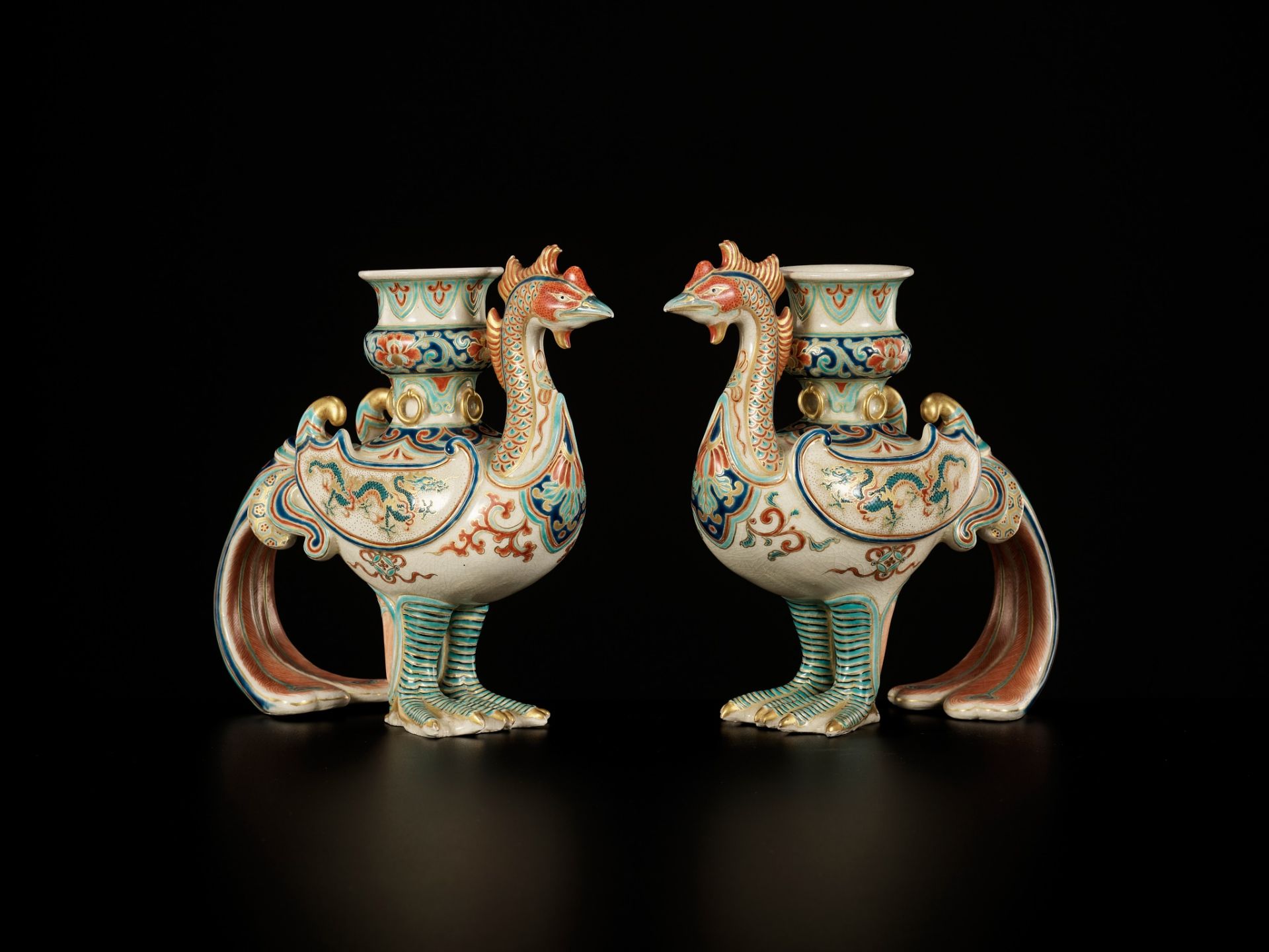 MAKUZU KOZAN: A SUPERB PAIR OF PHOENIX-FORM EARTHENWARE CANDLESTICKS - Image 8 of 12