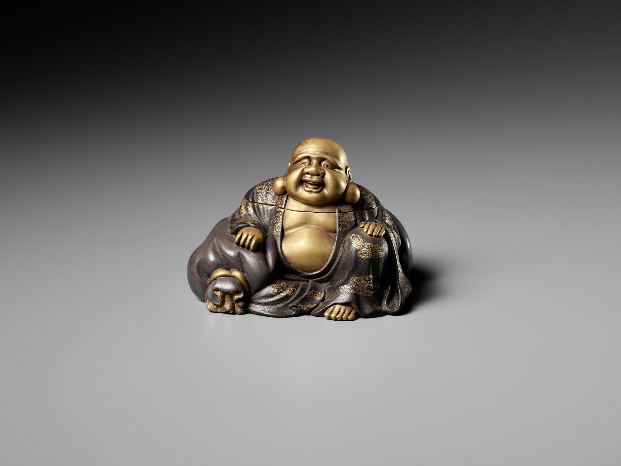 A FINE LACQUER KOGO (INCENSE BOX) AND COVER IN THE FORM OF HOTEI - Image 2 of 9