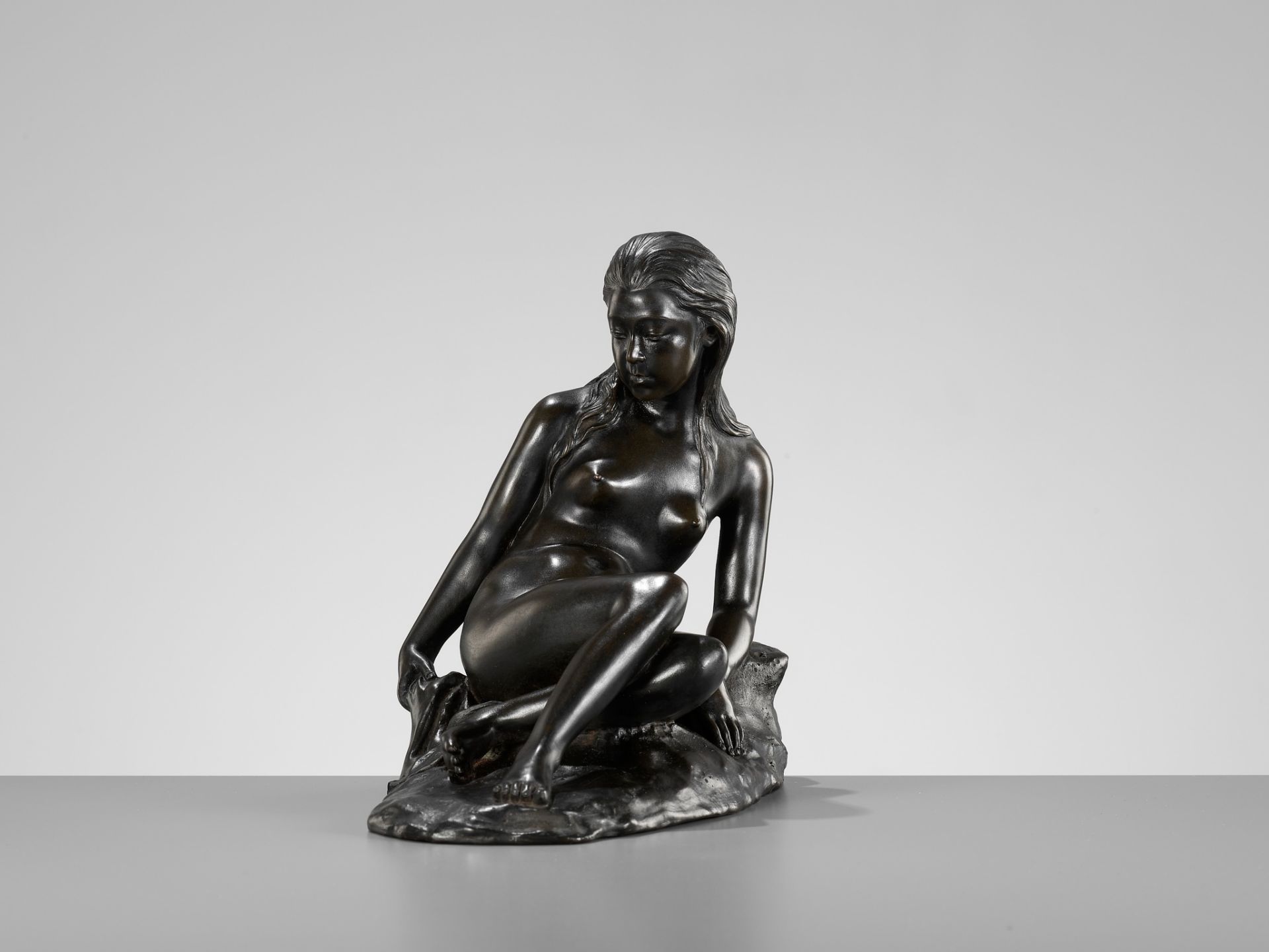 ATSUYOSHI FOR THE MARUKI COMPANY: A MASTERFUL BRONZE 'PORTRAIT' OKIMONO OF A BATHING NUDE - Image 8 of 13