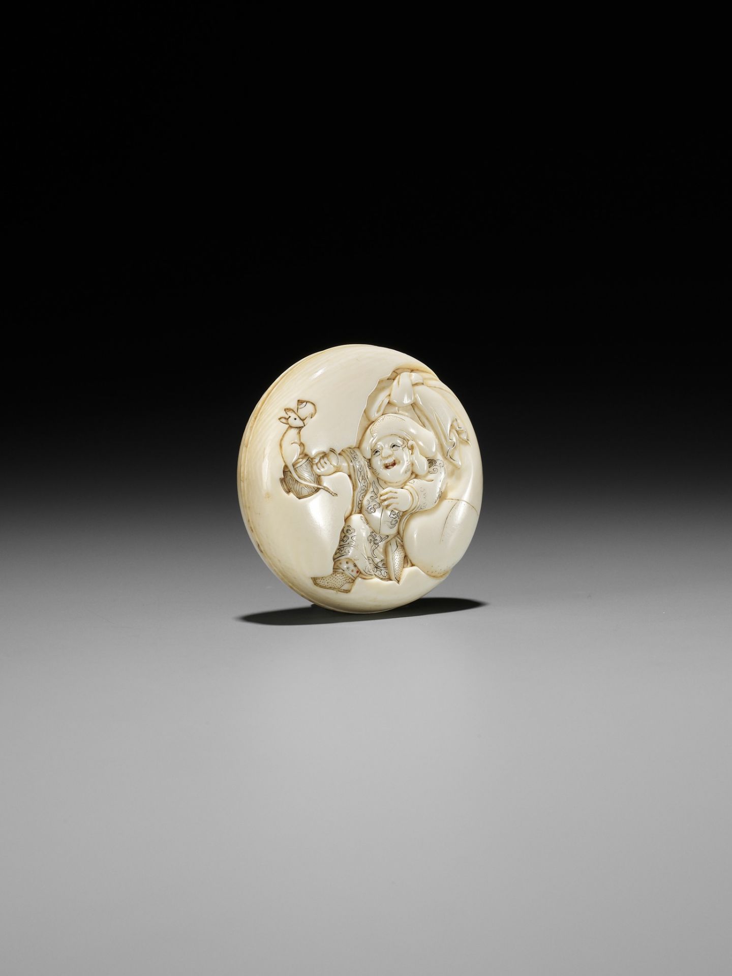 SORIN: AN IVORY MANJU NETSUKE WITH DAIKOKU AND RAT - Image 4 of 11