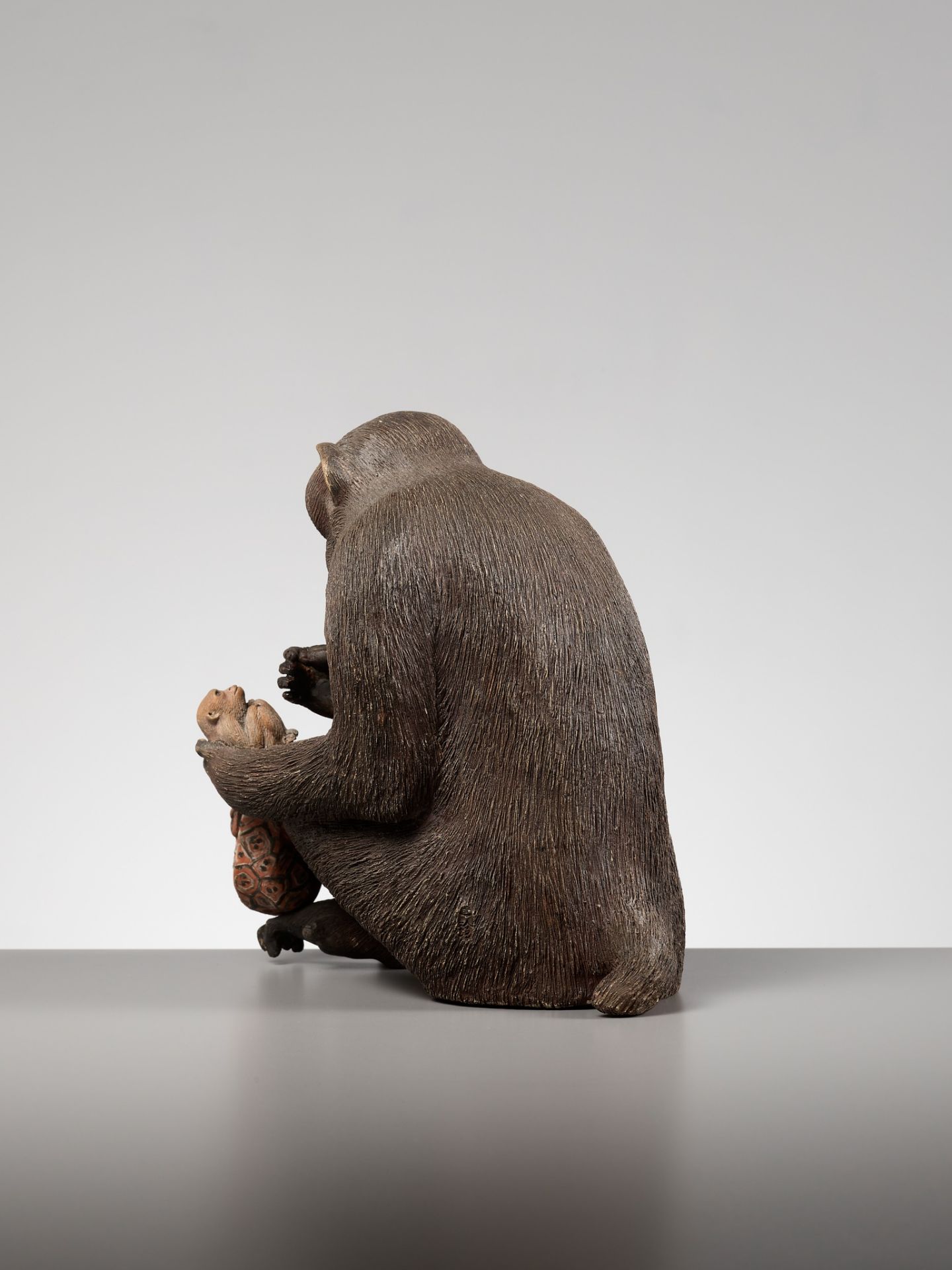 A RARE AND LARGE PAINTED POTTERY OKIMONO OF A MONKEY EXAMINING A MONKEY NETSUKE - Image 8 of 11