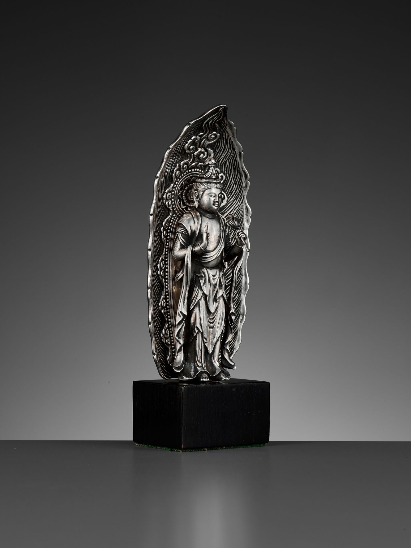 YASUCHIKA: A SUPERB AND VERY RARE SILVER FIGURE OF KANNON BOSATSU, DATED 1738 - Image 10 of 18