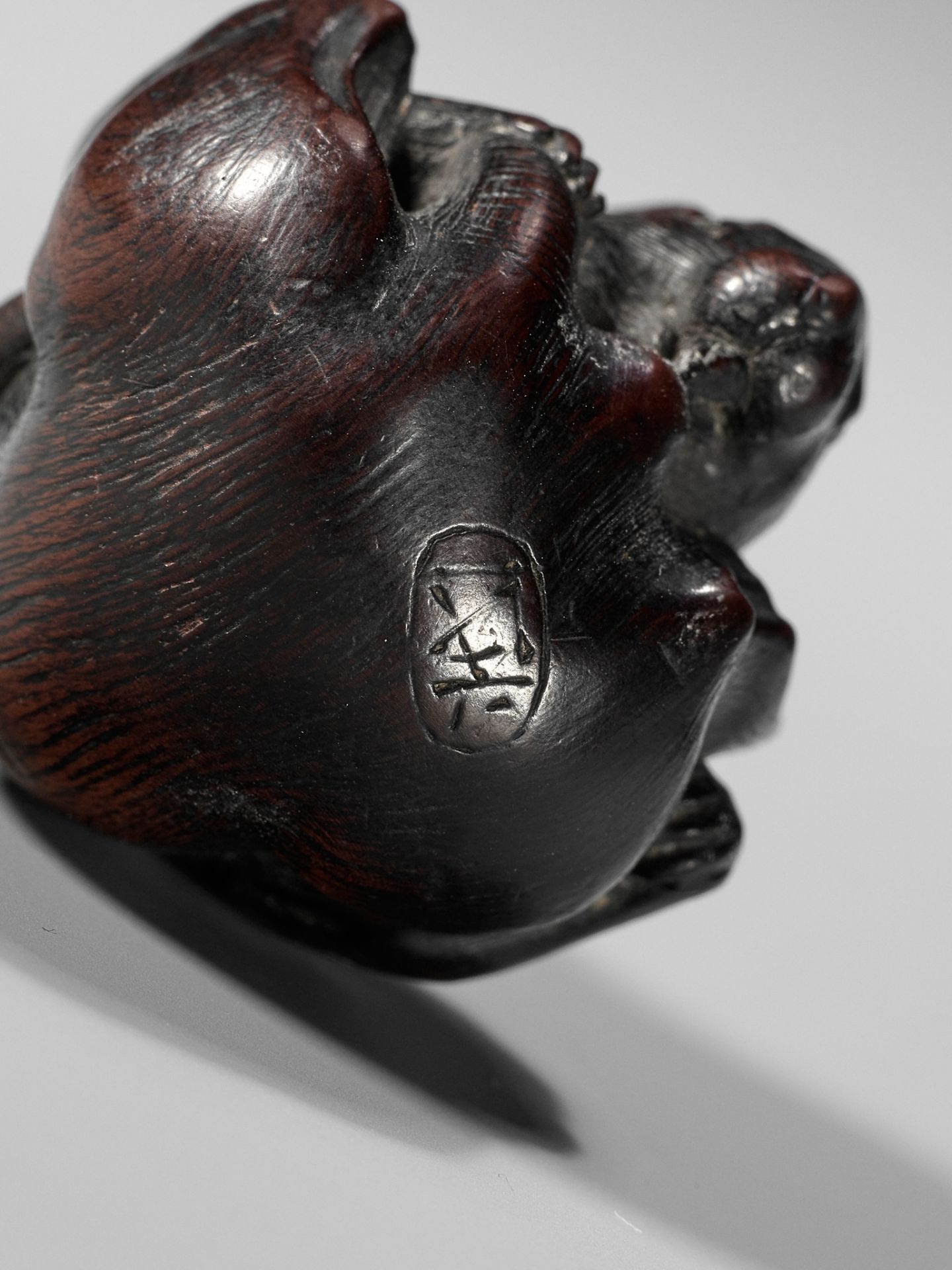 MINICHI: A RARE NAGOYA SCHOOL WOOD NETSUKE OF A COILED RAT LICKING ITSELF - Image 10 of 10