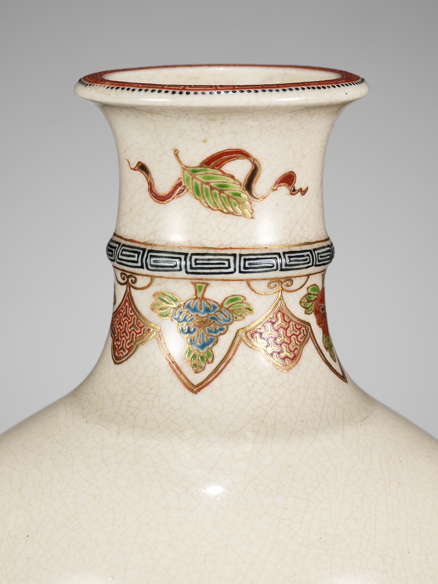 A FINE SATSUMA CERAMIC VASE WITH 'HUNDRED ANTIQUES' DESIGN - Image 7 of 9