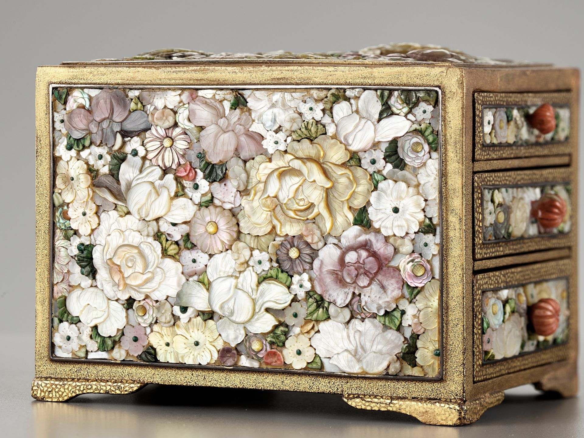 A SHIBAYAMA-STYLE INLAID MINIATURE KODANSU (SMALL CABINET) WITH MILLEFLEUR DESIGN - Image 6 of 13