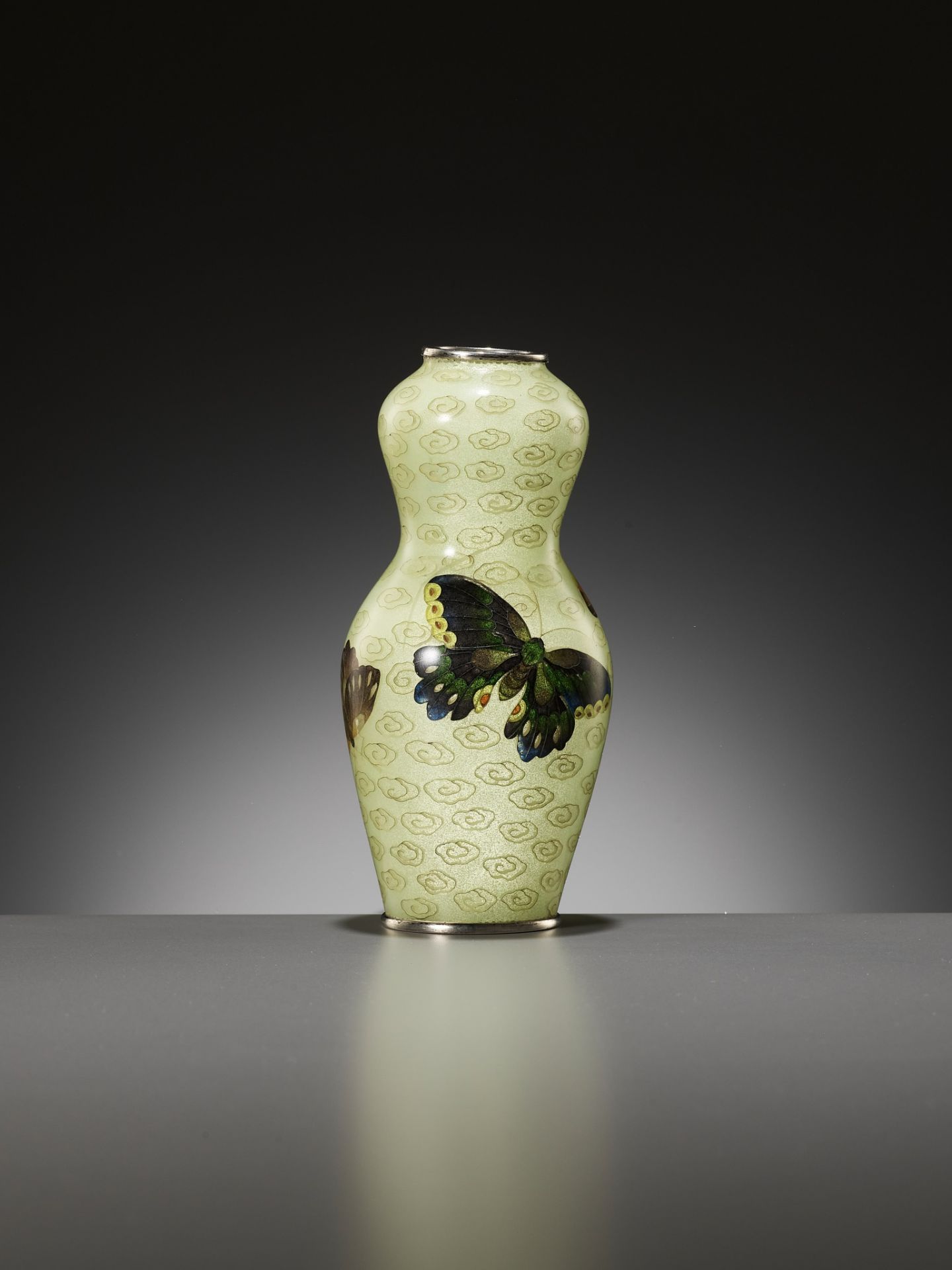 A FINE PLIQUE-Ã€-JOUR VASE WITH BUTTERFLIES - Image 10 of 18