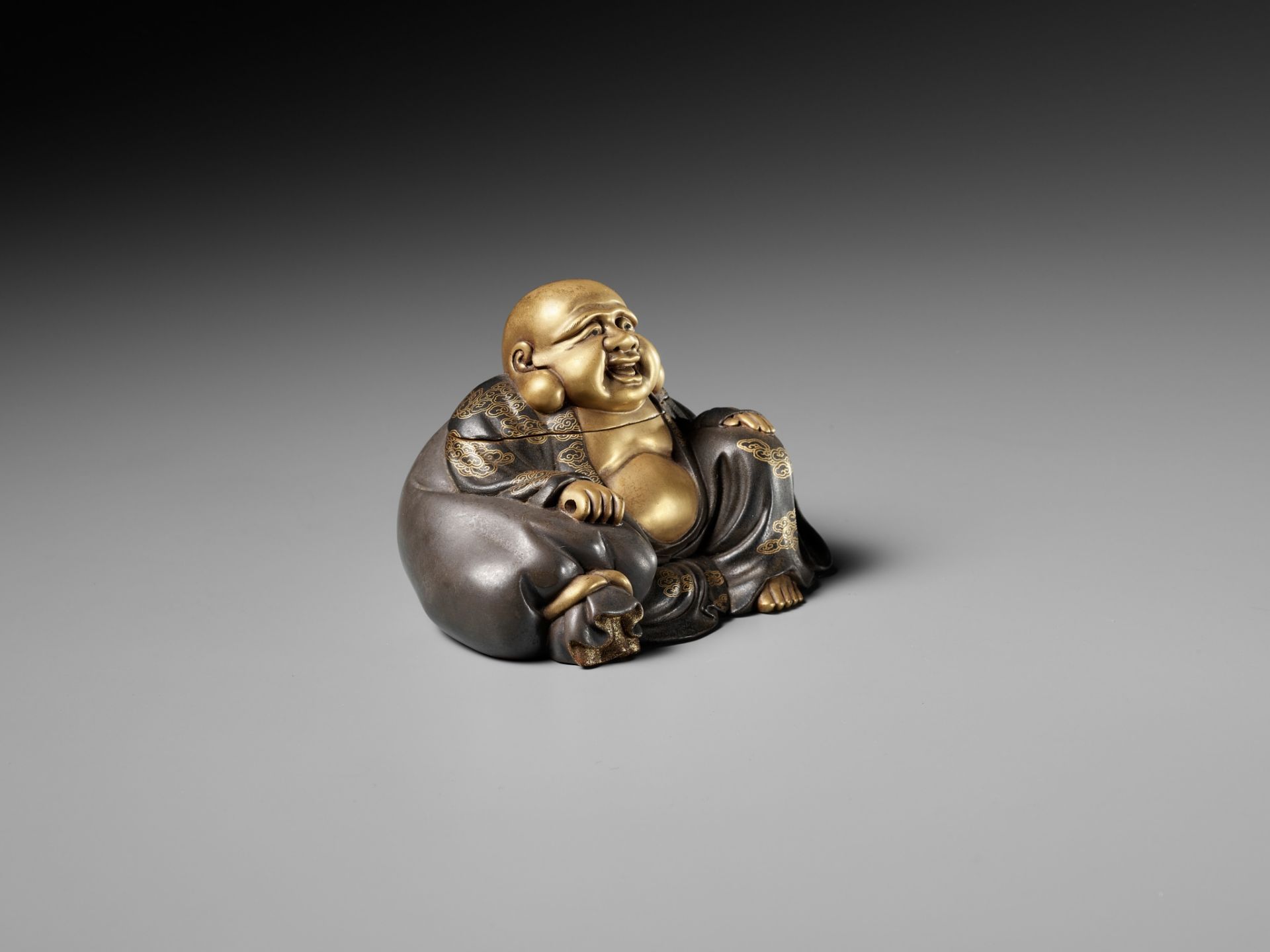 A FINE LACQUER KOGO (INCENSE BOX) AND COVER IN THE FORM OF HOTEI - Image 6 of 9