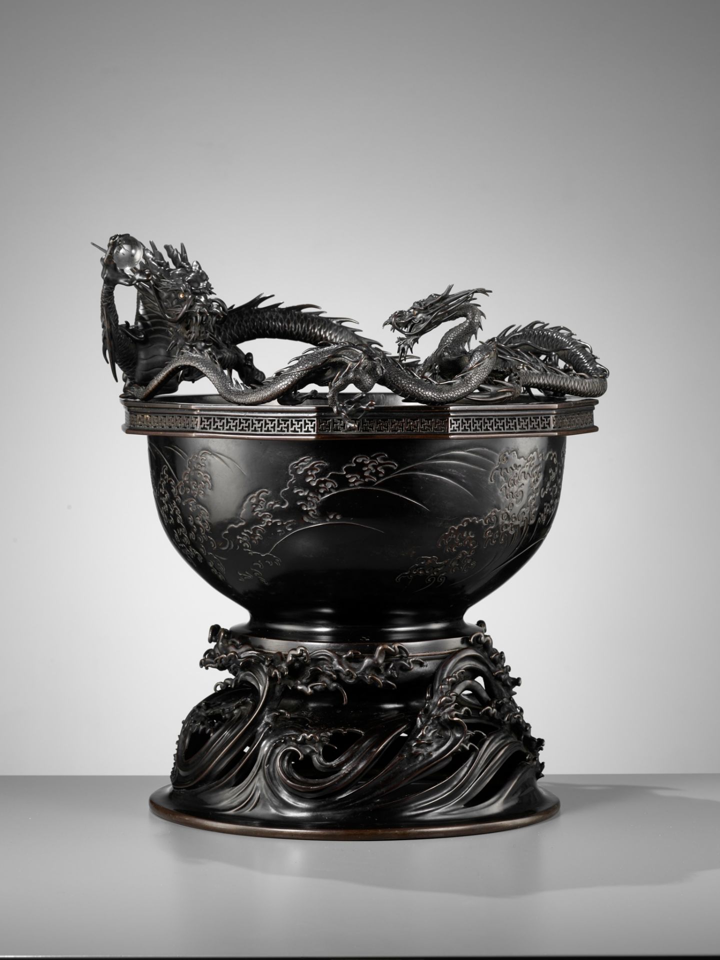 HIDEMITSU: A LARGE AND IMPRESSIVE BRONZE BOWL WITH TWO DRAGONS - Image 7 of 16