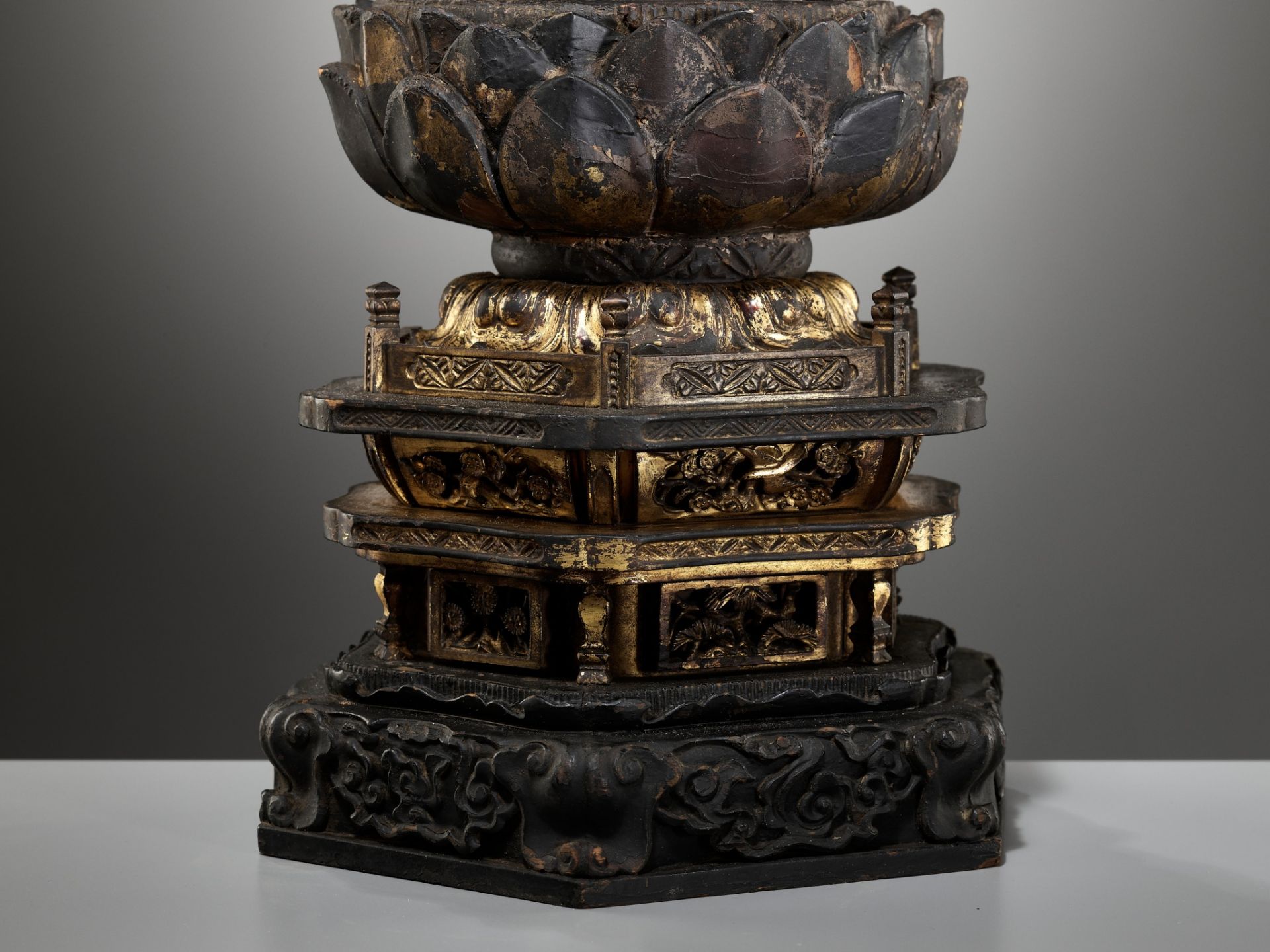 A GILT AND LACQUERED WOOD FIGURE OF KANNON BOSATSU HOLDING LOTUS BLOSSOMS - Image 14 of 18