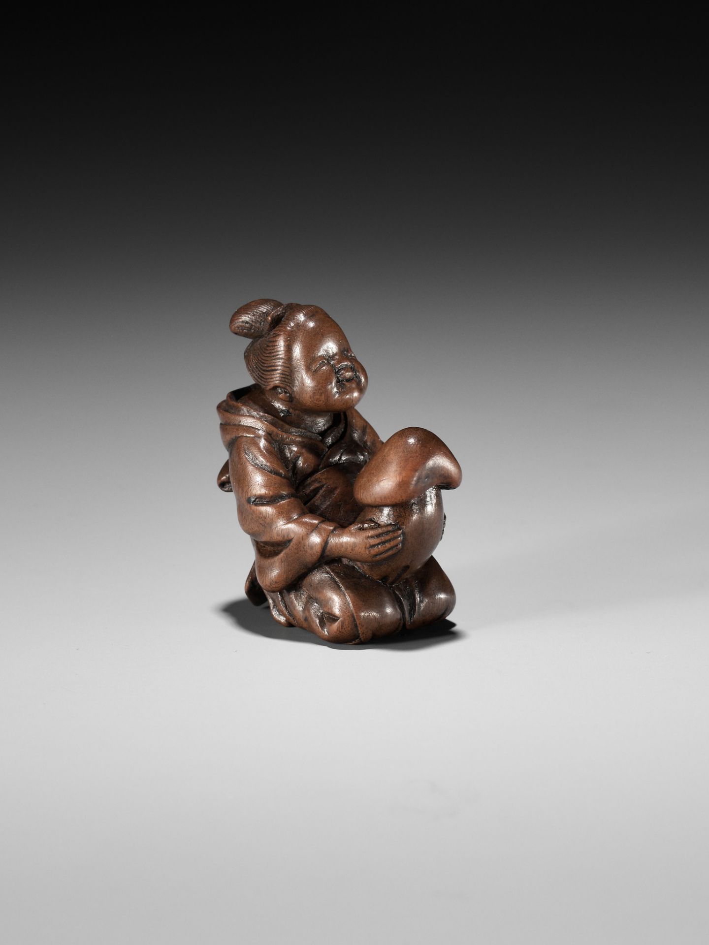 A FINE NAGOYA SCHOOL SHUNGA WOOD NETSUKE OF OKAME CRADLING A HUGE MUSHROOM - Bild 7 aus 9