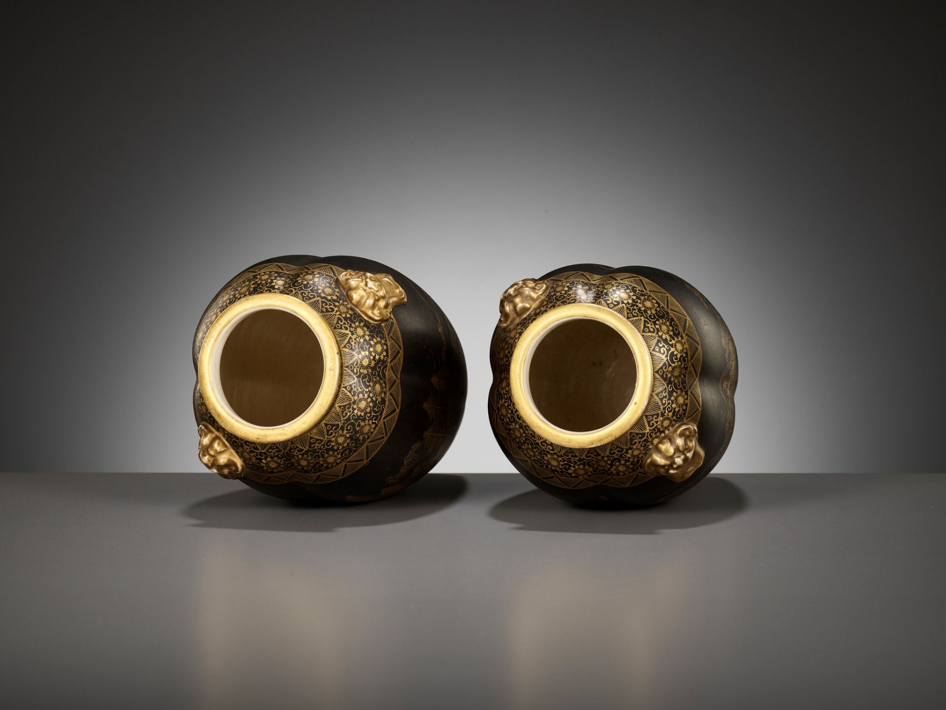 A PAIR OF GILT SATSUMA EARTHENWARE VASES WITH KOMAI STYLE MOTIF - Image 12 of 16