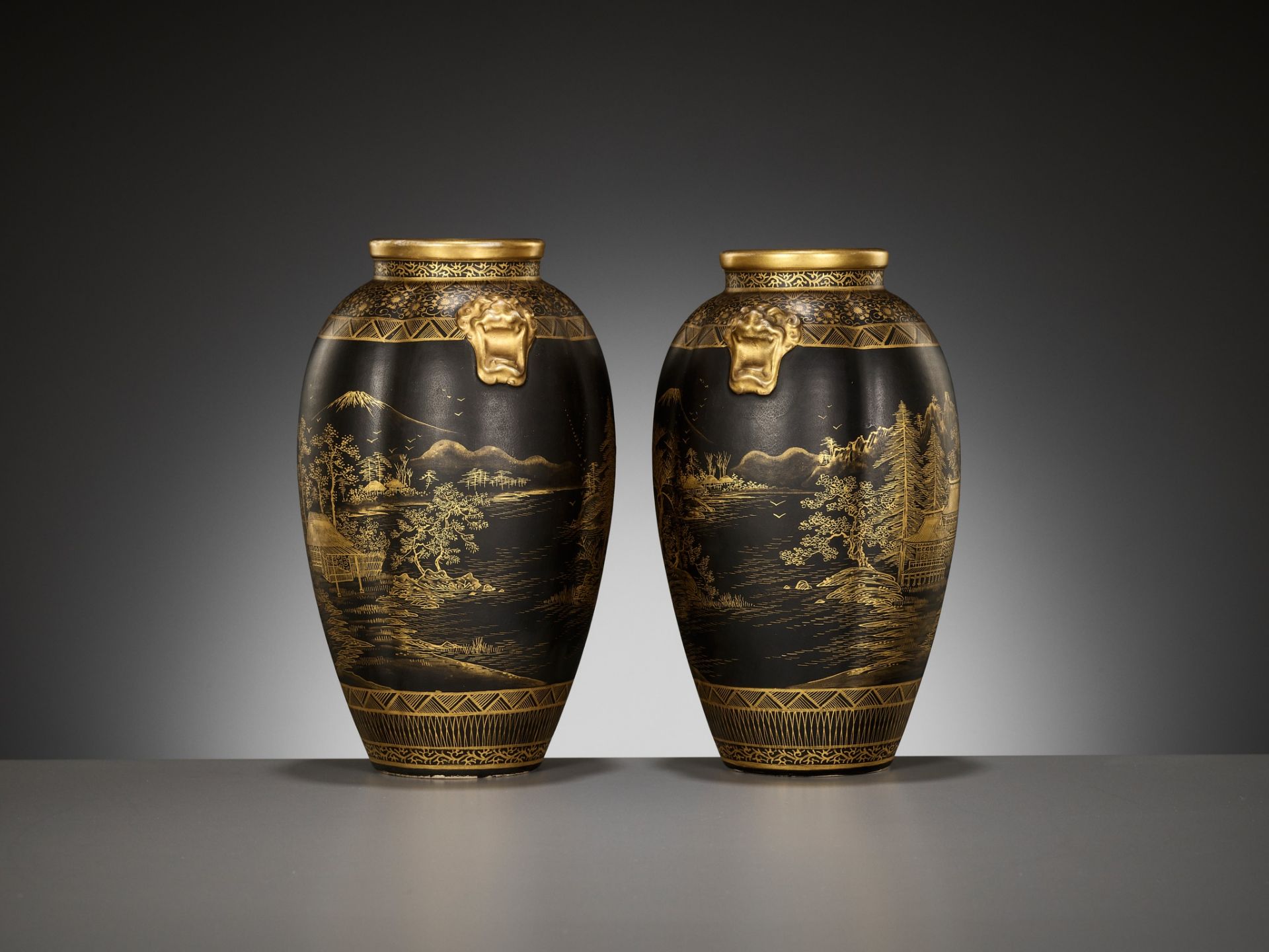 A PAIR OF GILT SATSUMA EARTHENWARE VASES WITH KOMAI STYLE MOTIF - Bild 10 aus 16