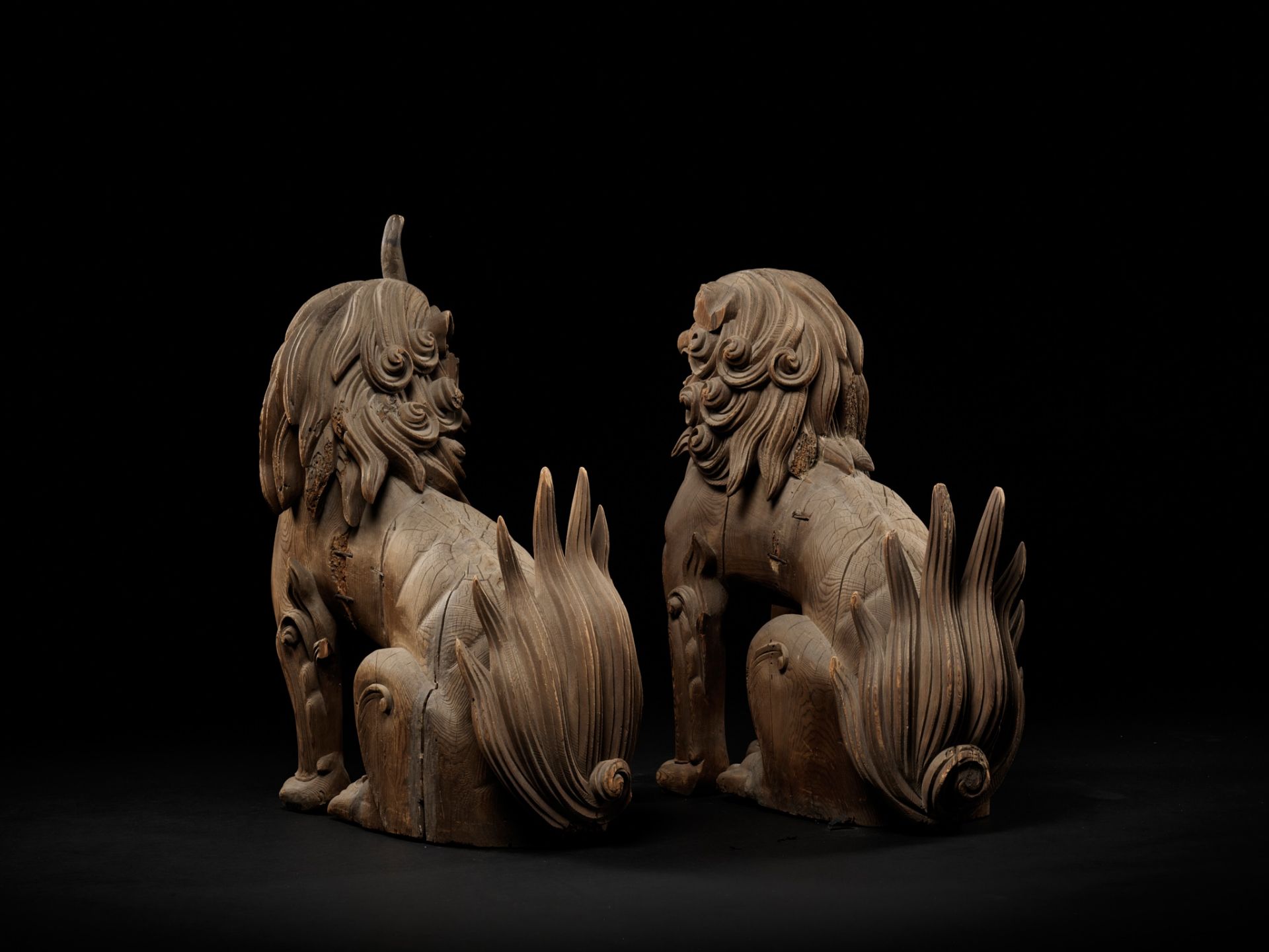 A PAIR OF WOOD KOMAINU (KOREAN GUARDIAN DOGS), MUROMACHI PERIOD - Bild 3 aus 12